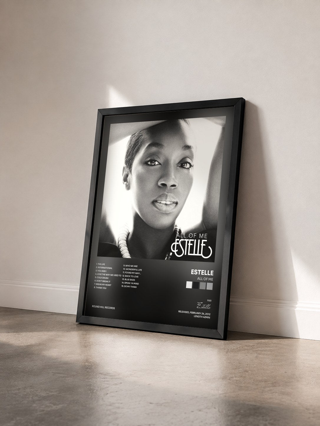 #noir Tableau de l'album All of Me de Estelle vu de trois quarts, cadre noir