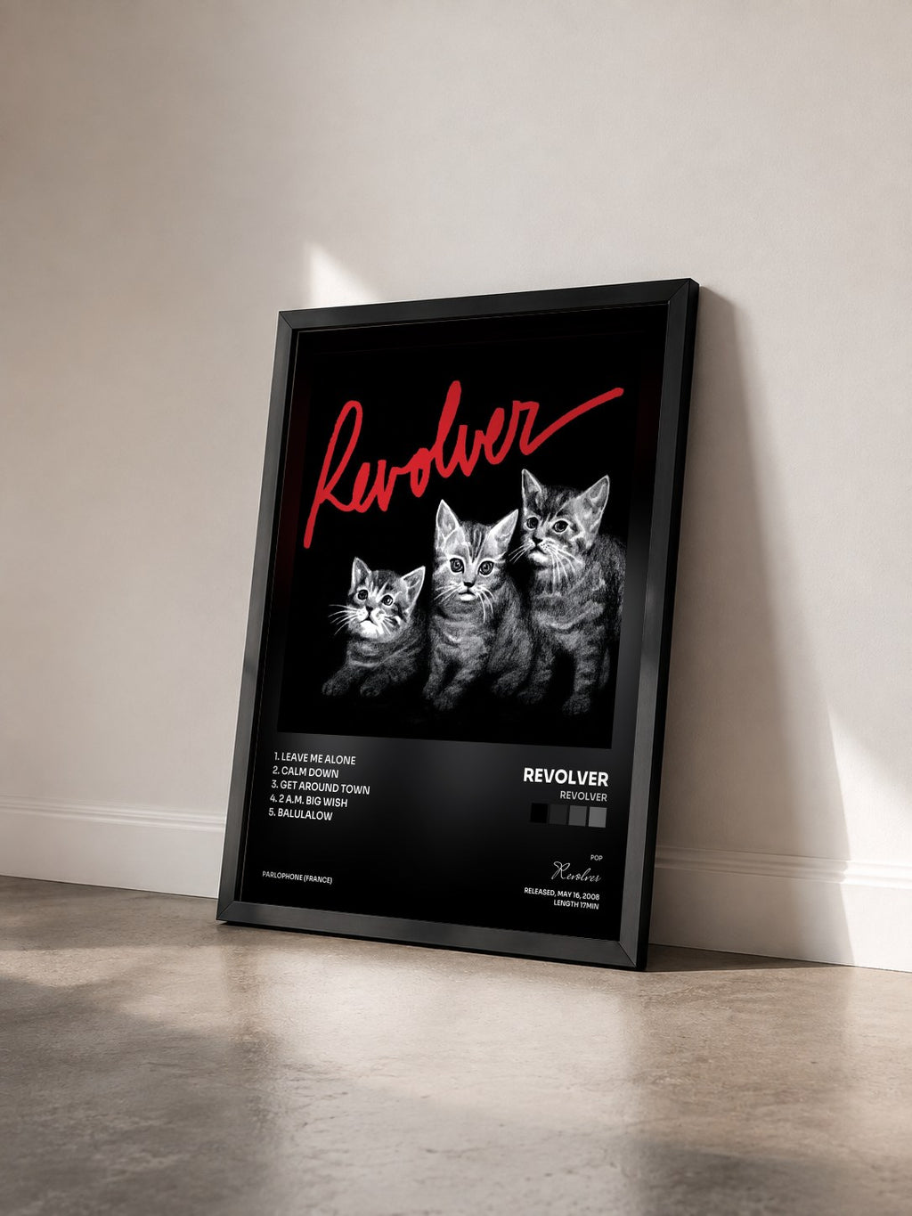 #noir Tableau de l'album Revolver de Revolver vu de trois quarts, cadre noir