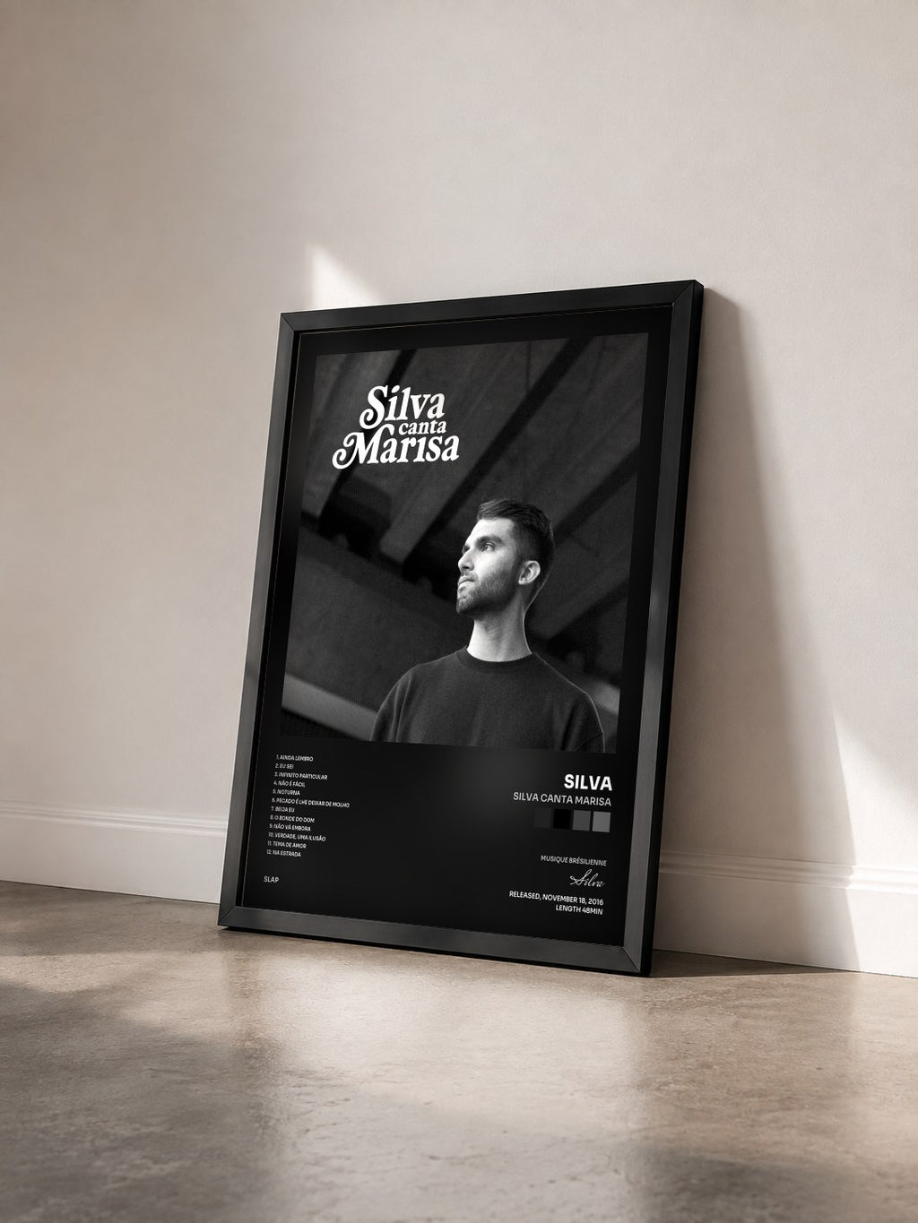 #noir Tableau de l'album Silva Canta Marisa de Silva vu de trois quarts, cadre noir