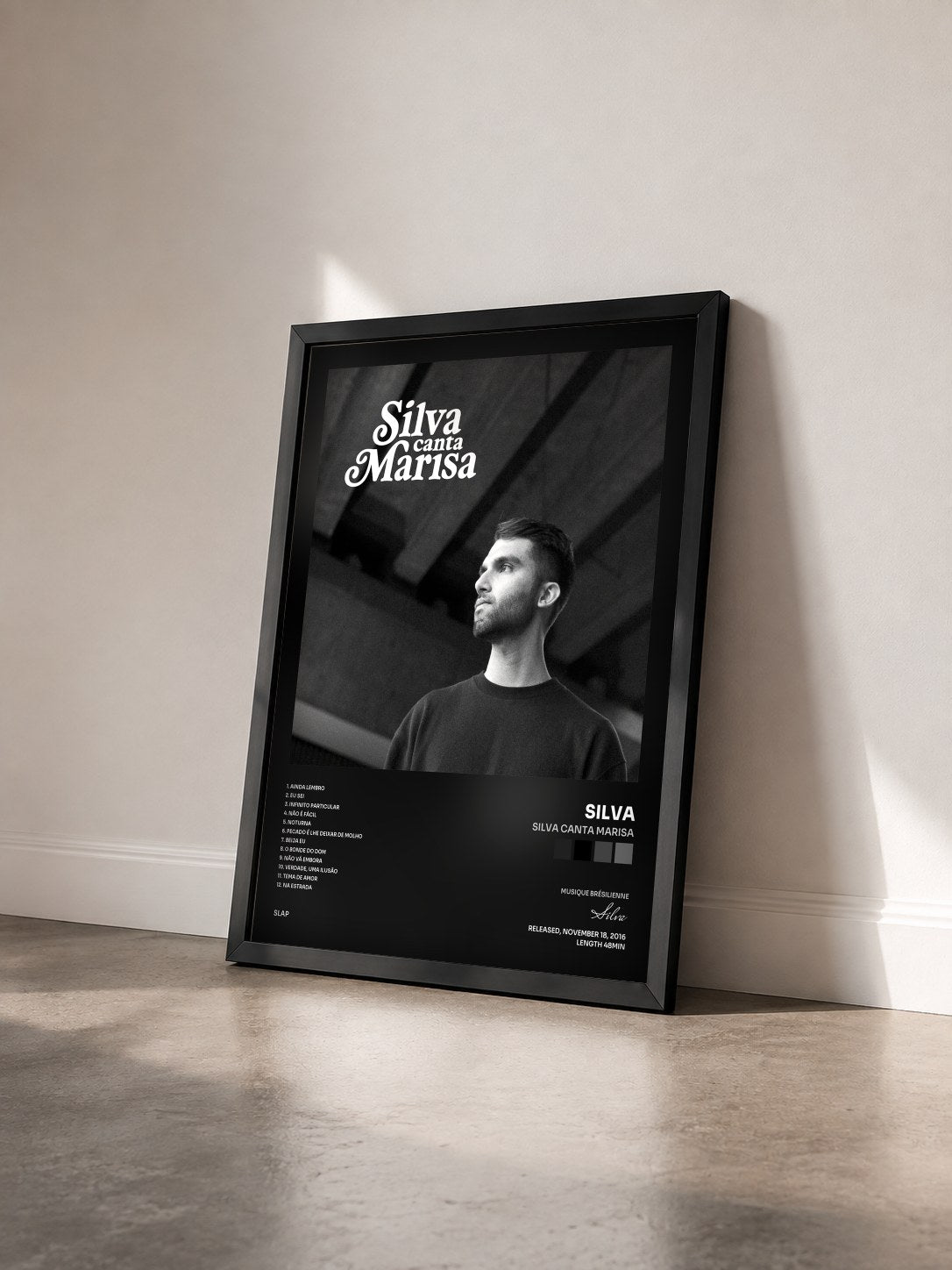 #noir Tableau de l'album Silva Canta Marisa de Silva vu de trois quarts, cadre noir