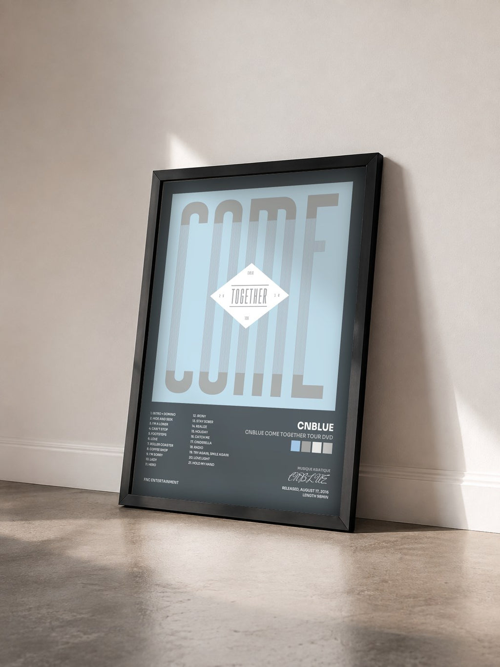 #noir Tableau de l'album CNBLUE COME TOGETHER TOUR DVD de CNBLUE vu de trois quarts, cadre noir