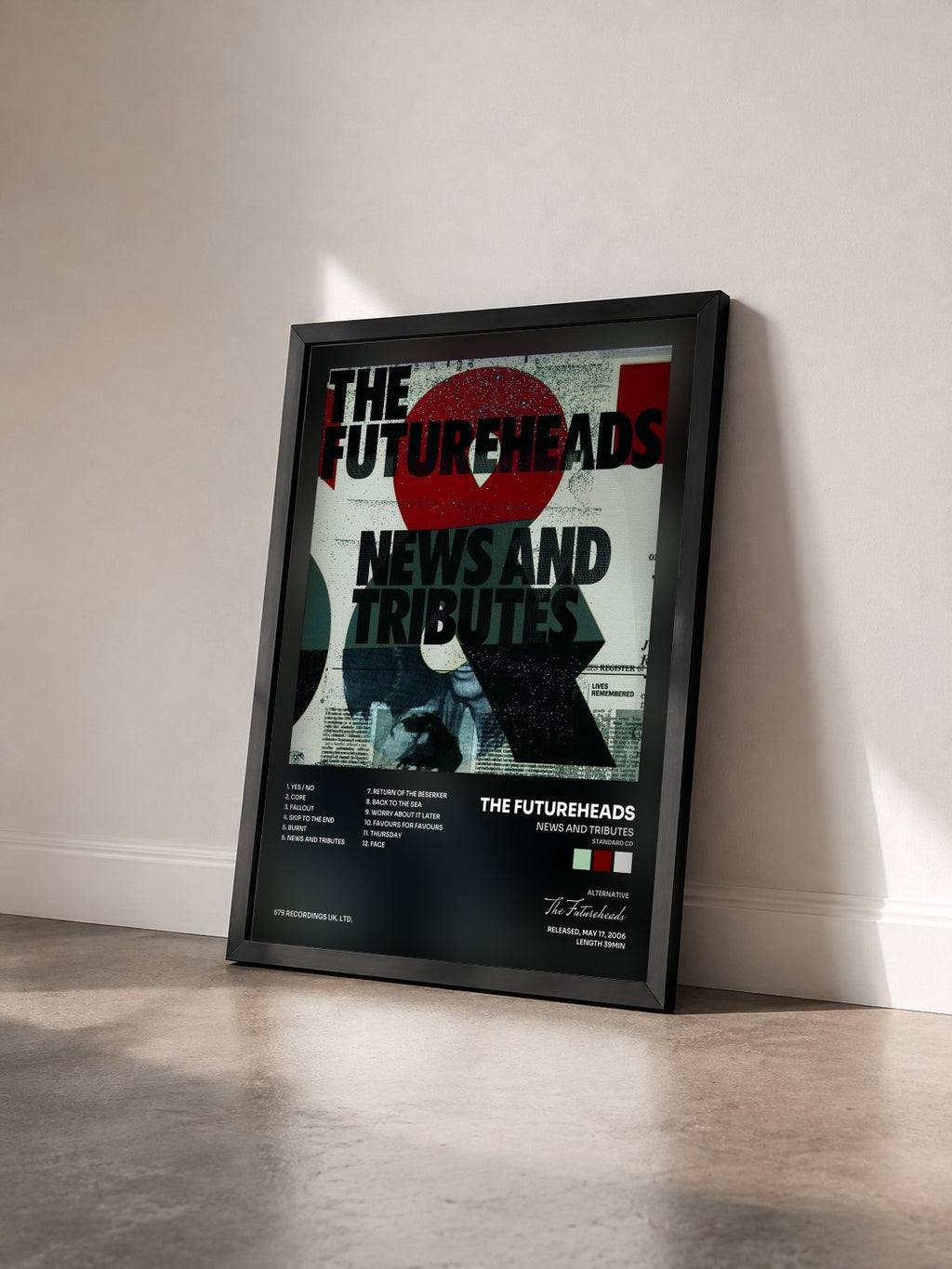 #noir Tableau de l'album News And Tributes (Standard CD) de The Futureheads vu de trois quarts, cadre noir