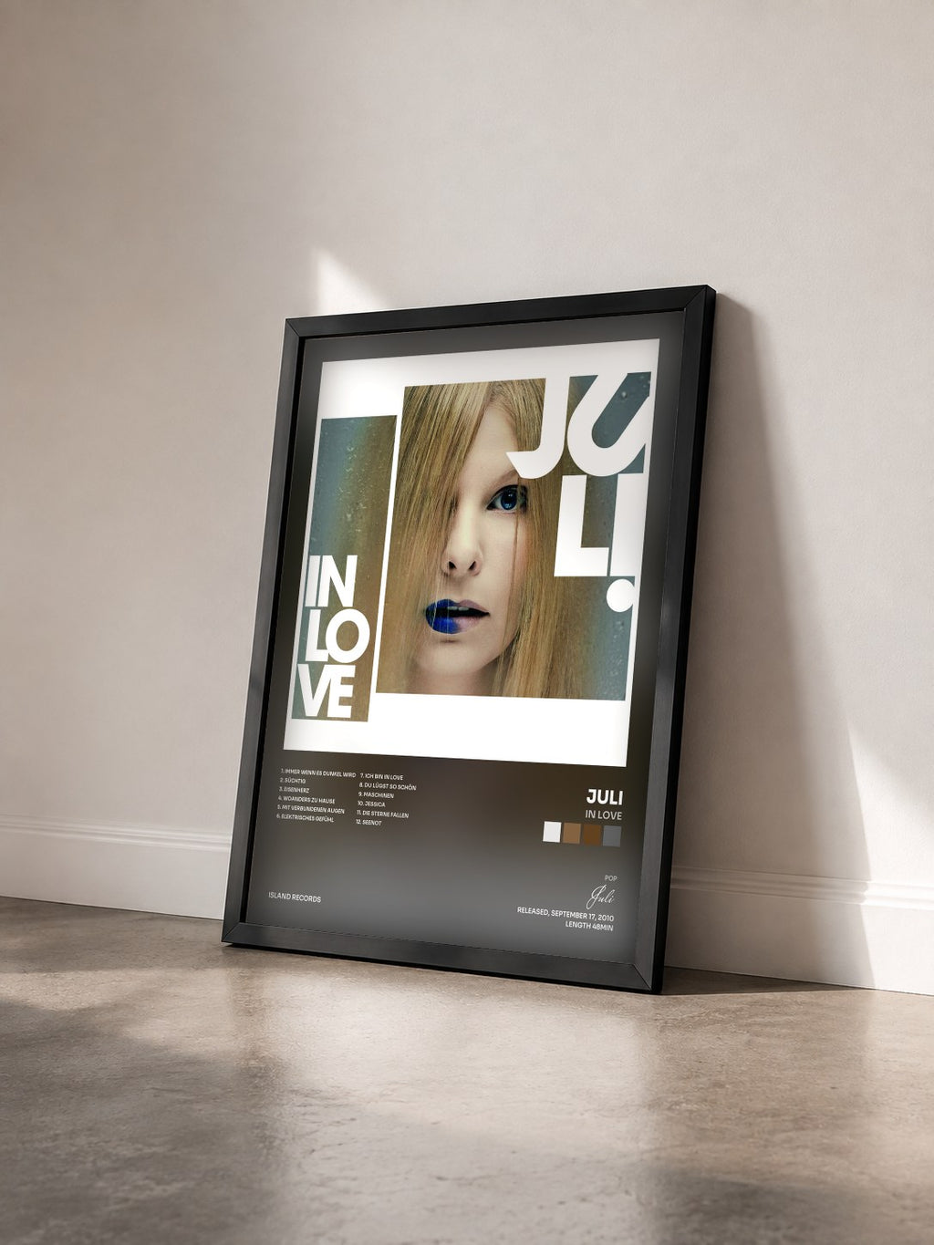 #noir Tableau de l'album In Love de Juli vu de trois quarts, cadre noir