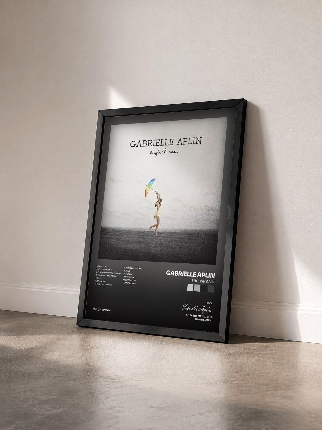 #noir Tableau de l'album English Rain de Gabrielle Aplin vu de trois quarts, cadre noir