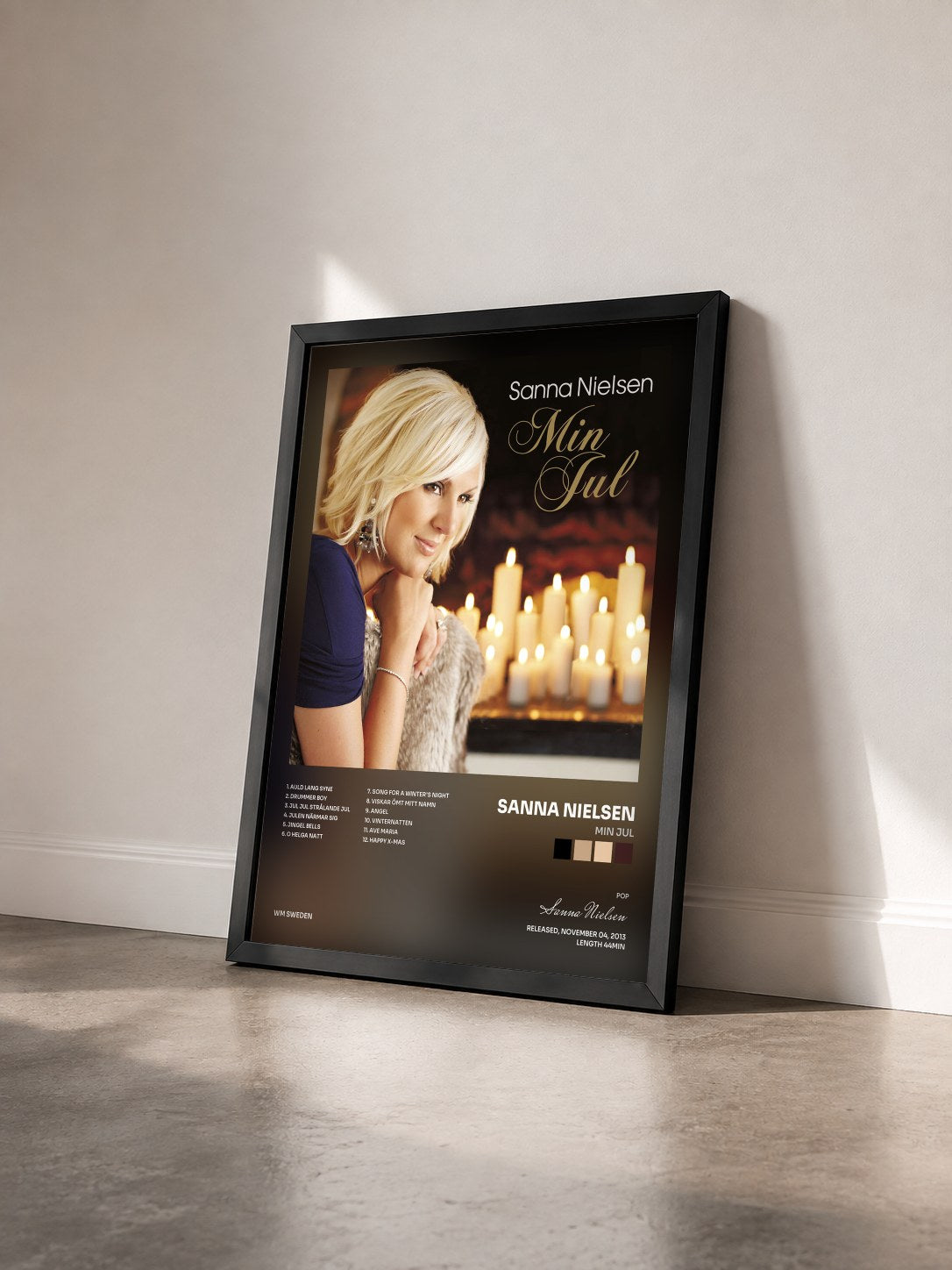 #noir Tableau de l'album Min jul de Sanna Nielsen vu de trois quarts, cadre noir