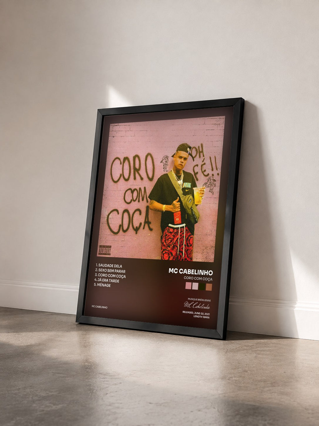 #noir Tableau de l'album CORO COM COÇA de MC Cabelinho vu de trois quarts, cadre noir