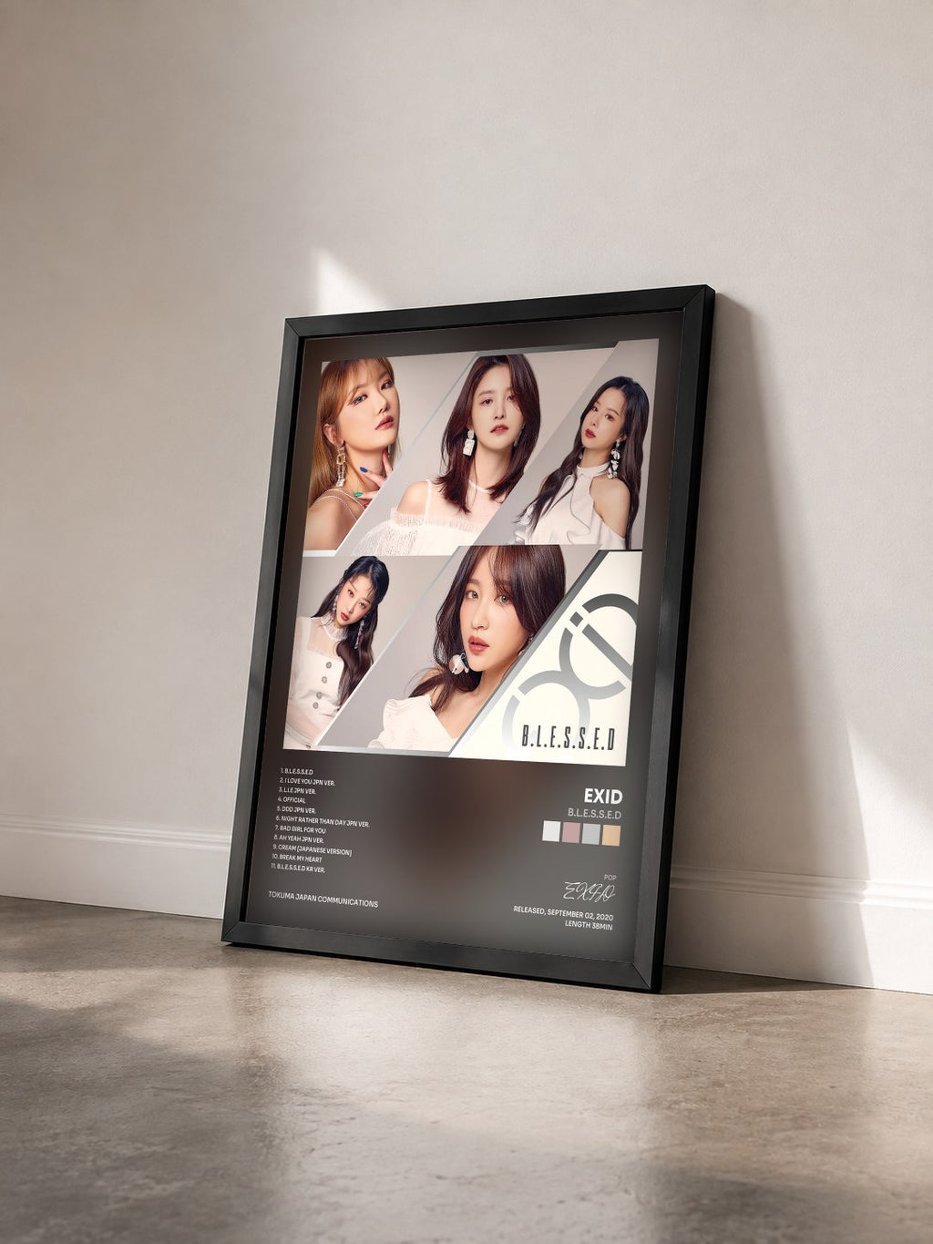 #noir Tableau de l'album B.L.E.S.S.E.D de EXID vu de trois quarts, cadre noir