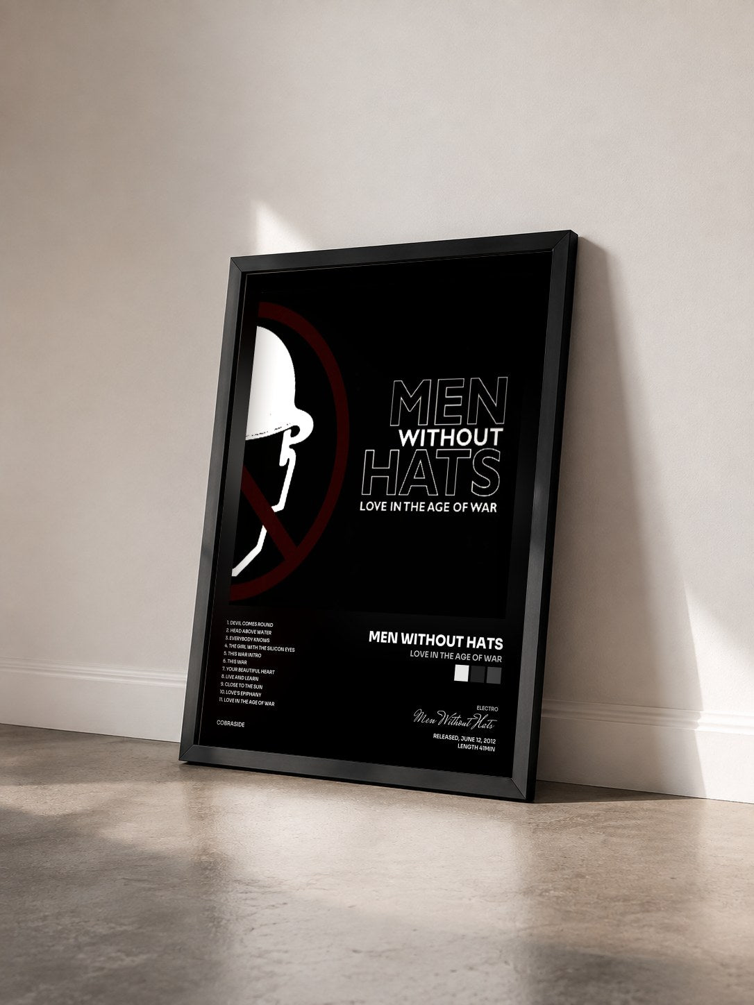 #noir Tableau de l'album Love In The Age Of War de Men Without Hats vu de trois quarts, cadre noir