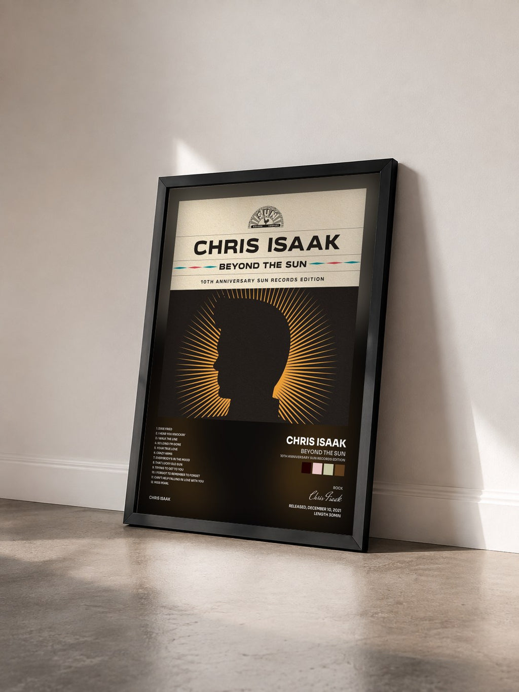 #noir Beyond The Sun (10th Anniversary Sun Records Edition) di Chris Isaak in stampa incorniciata vista di tre quarti, cornice nera
