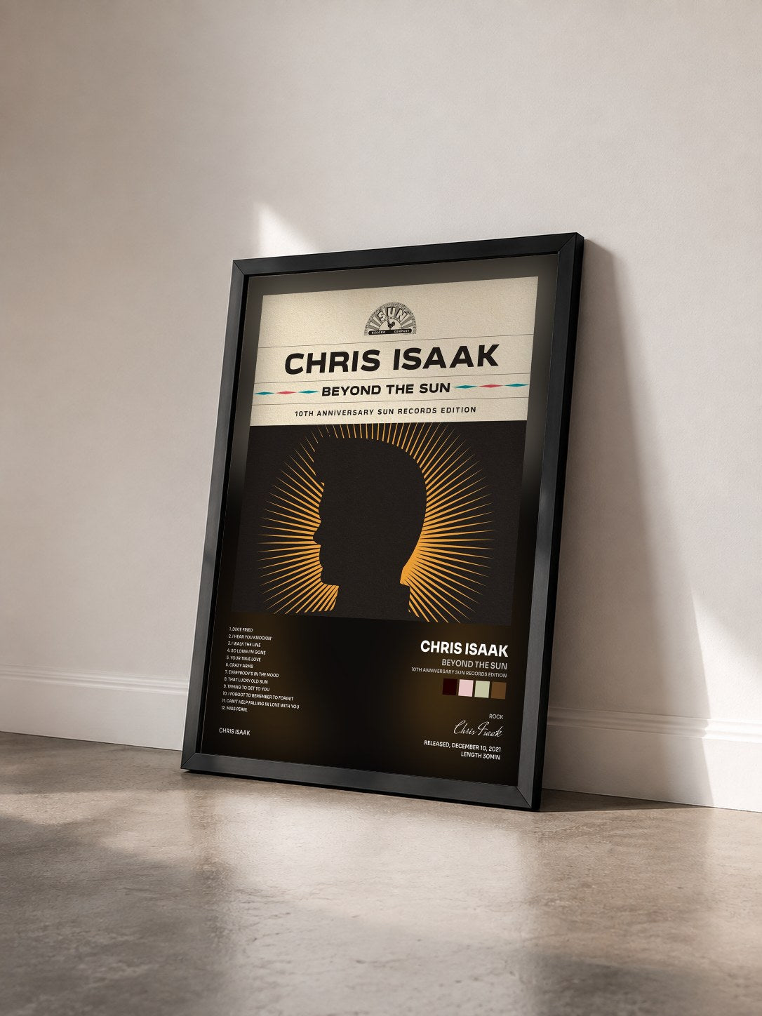 #noir Tableau de l'album Beyond The Sun (10th Anniversary Sun Records Edition) de Chris Isaak vu de trois quarts, cadre noir