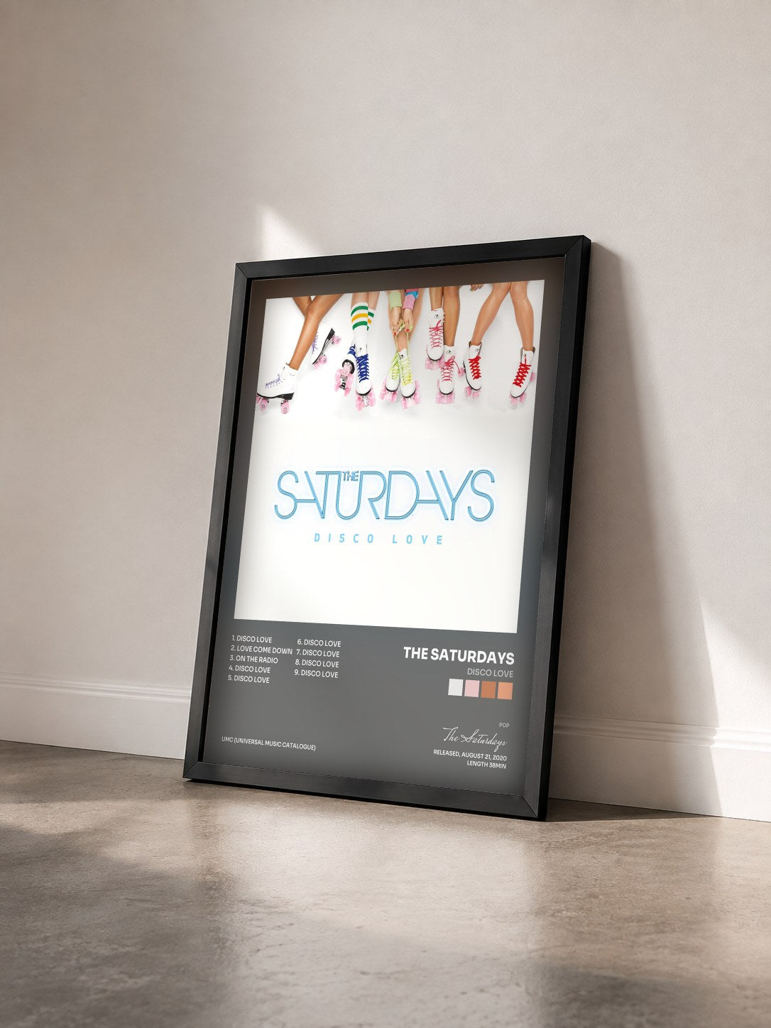 #noir Tableau de l'album Disco Love de The Saturdays vu de trois quarts, cadre noir
