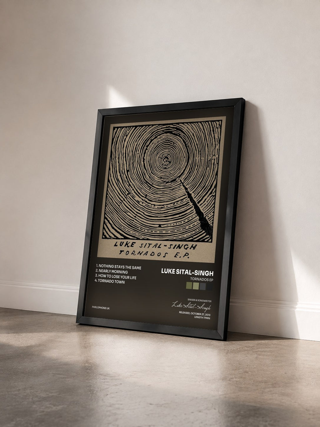 #noir Tableau de l'album Tornados EP de Luke Sital-Singh vu de trois quarts, cadre noir