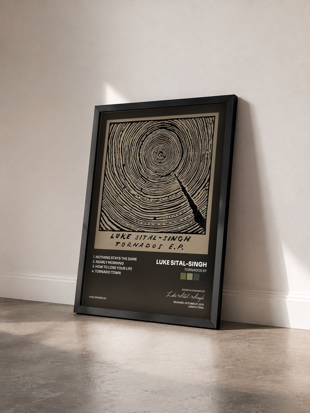 #noir Tableau de l'album Tornados EP de Luke Sital-Singh vu de trois quarts, cadre noir