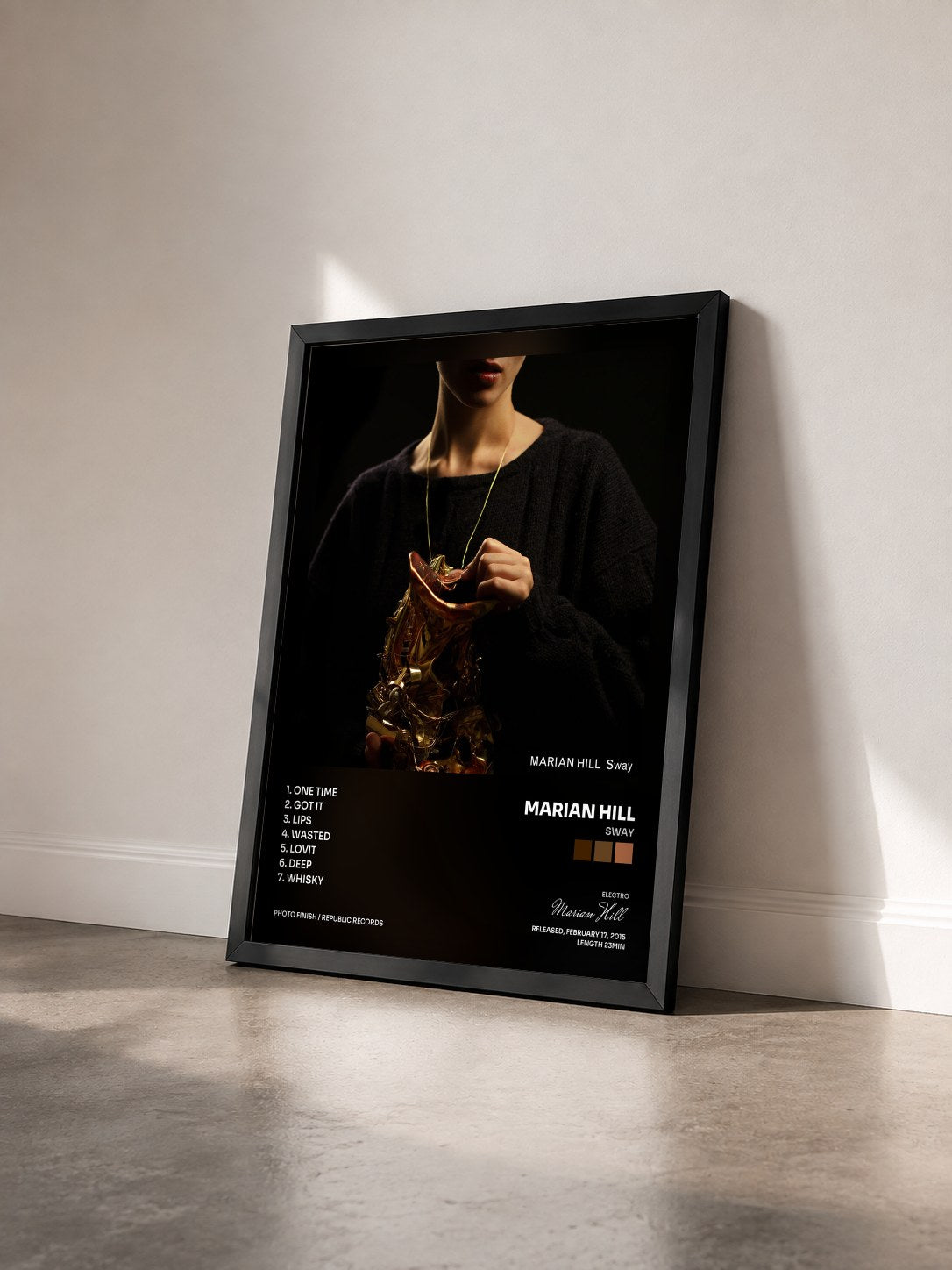 #noir Tableau de l'album Sway de Marian Hill vu de trois quarts, cadre noir