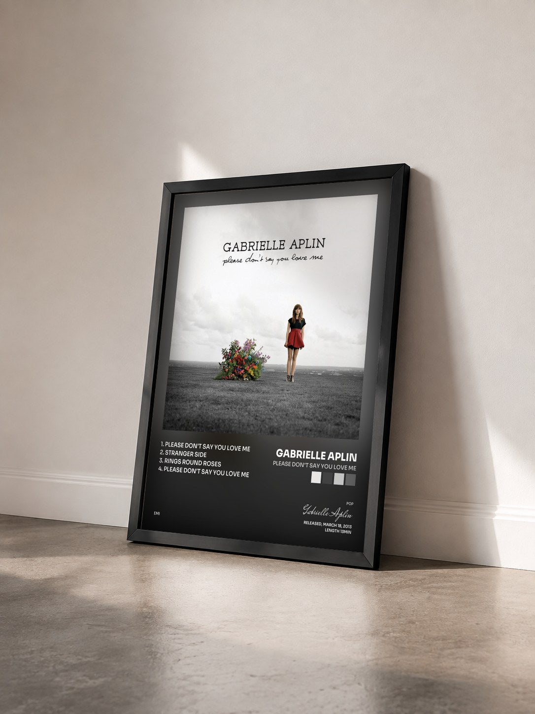 #noir Tableau de l'album Please Don't Say You Love Me de Gabrielle Aplin vu de trois quarts, cadre noir