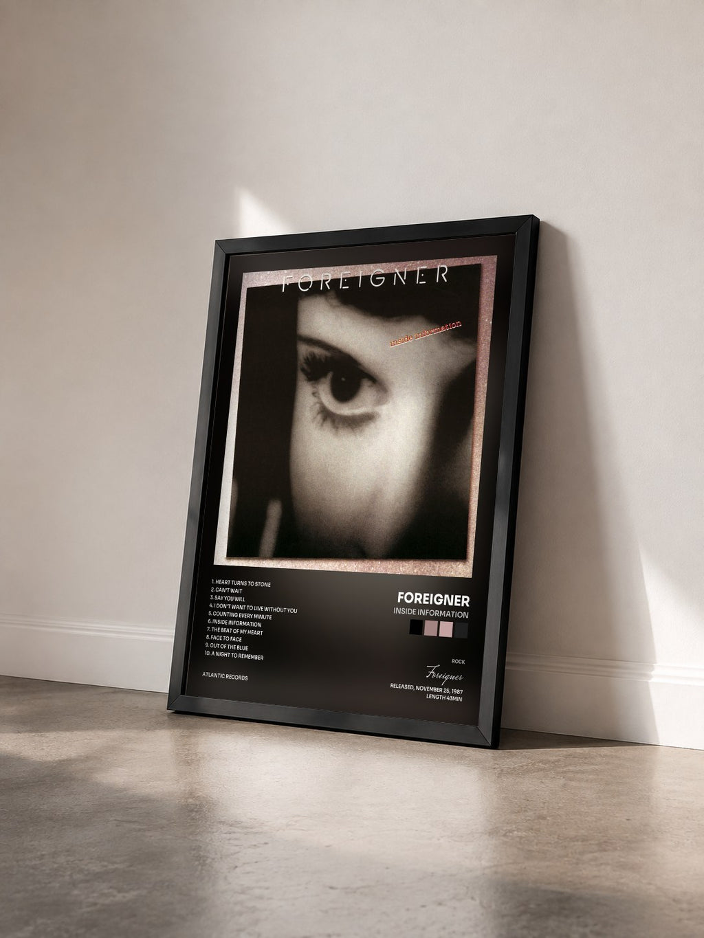 #noir Tableau de l'album Inside Information de Foreigner vu de trois quarts, cadre noir