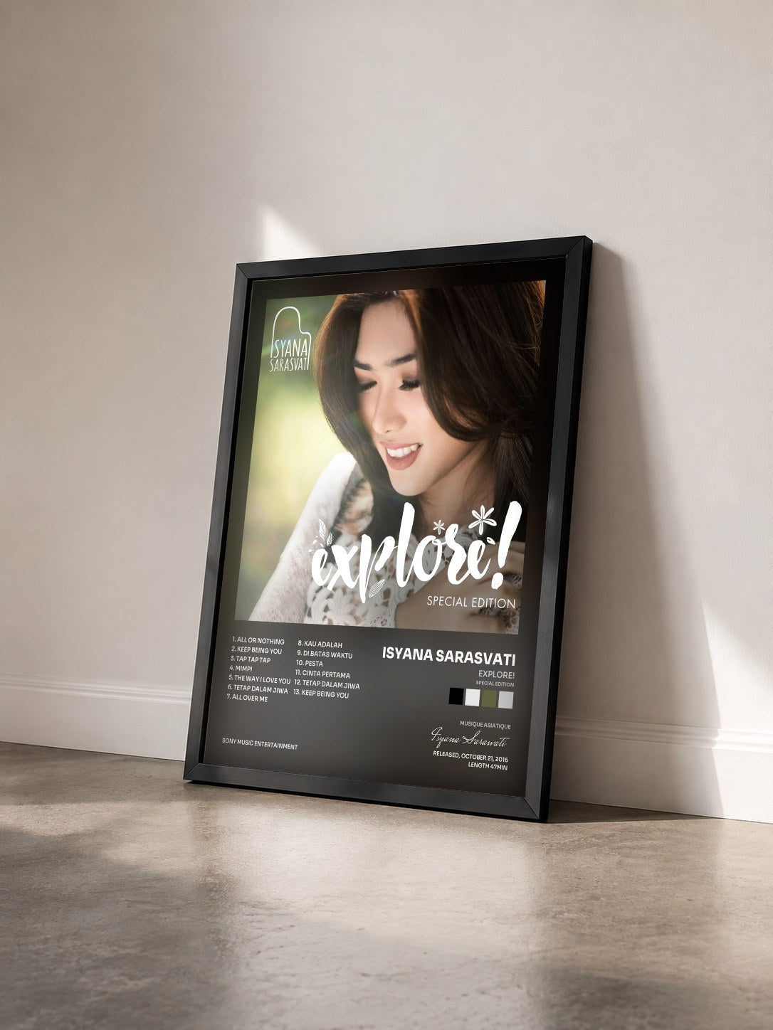 #noir Tableau de l'album EXPLORE! (Special Edition) de Isyana Sarasvati vu de trois quarts, cadre noir