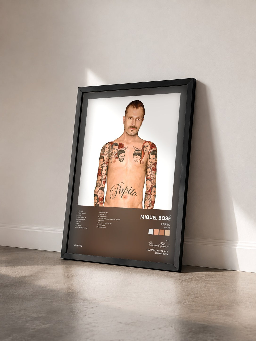 #noir Tableau de l'album Papito (Deluxe) de Miguel Bosé vu de trois quarts, cadre noir