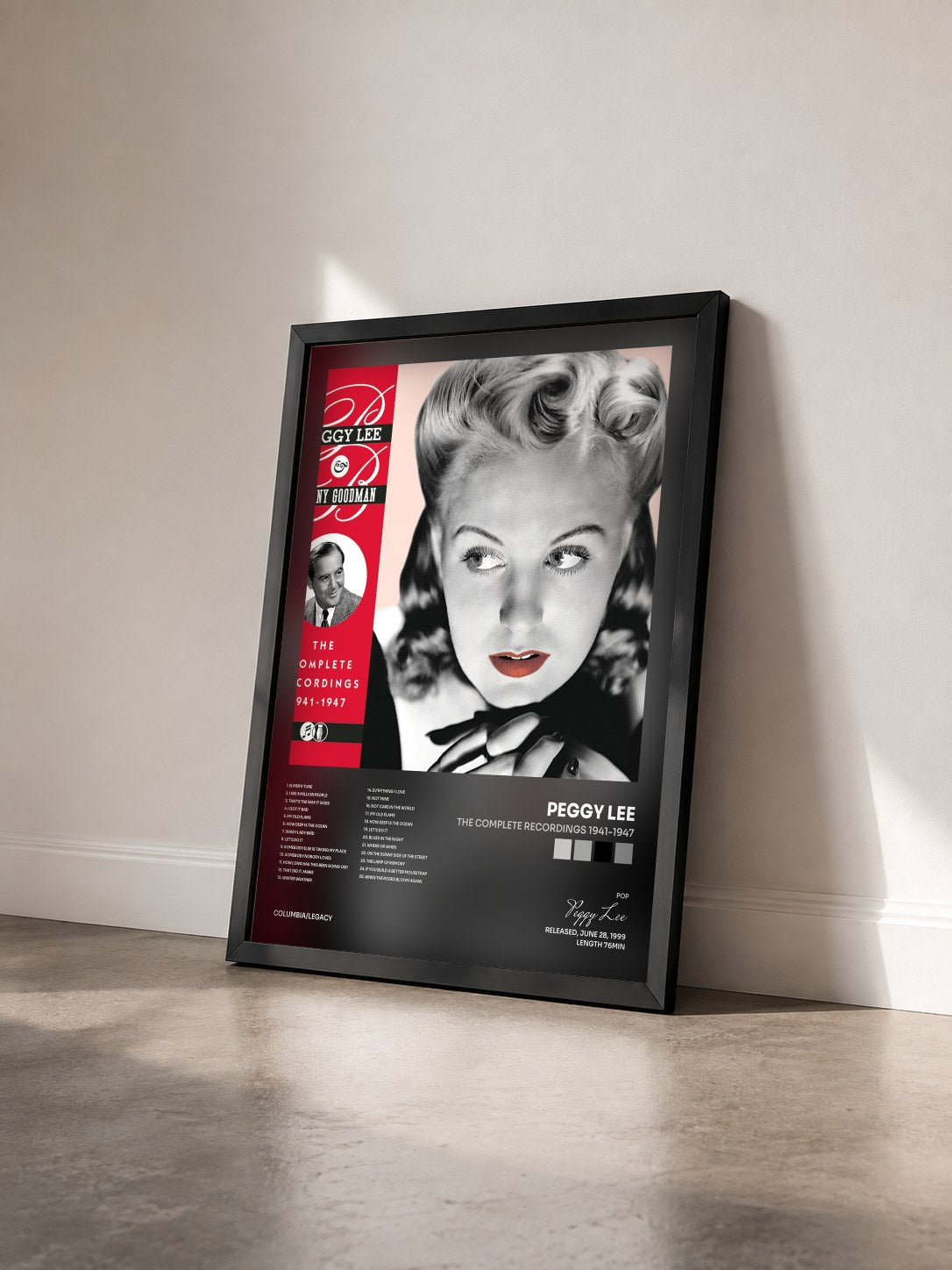 #noir Tableau de l'album The Complete Recordings 1941-1947 de Peggy Lee vu de trois quarts, cadre noir