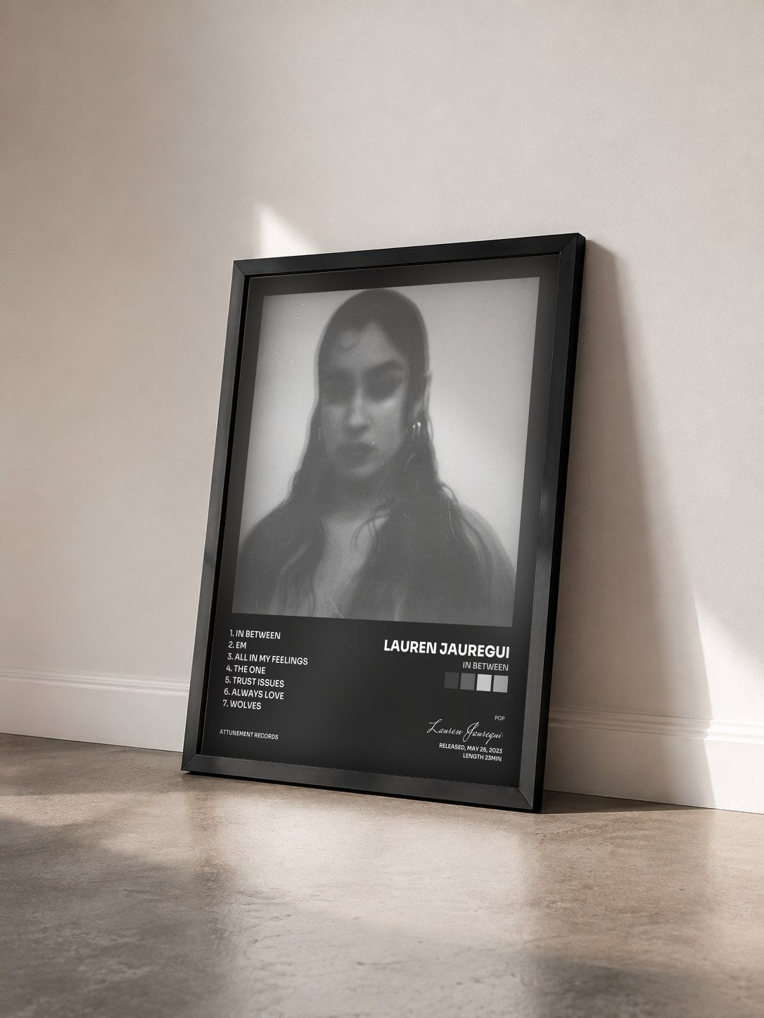 #noir Tableau de l'album In Between de Lauren Jauregui vu de trois quarts, cadre noir