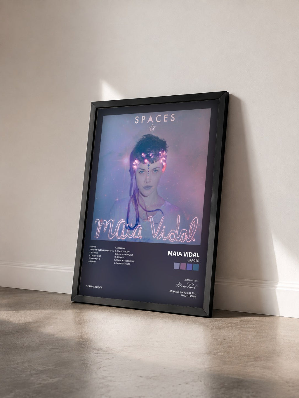 #noir Tableau de l'album Spaces de Maia Vidal vu de trois quarts, cadre noir