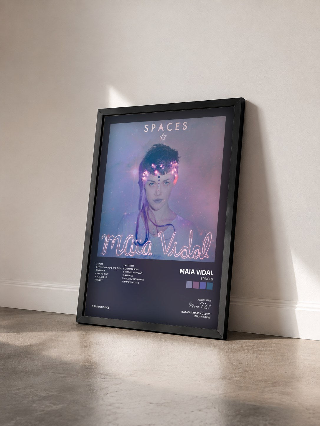#noir Tableau de l'album Spaces de Maia Vidal vu de trois quarts, cadre noir
