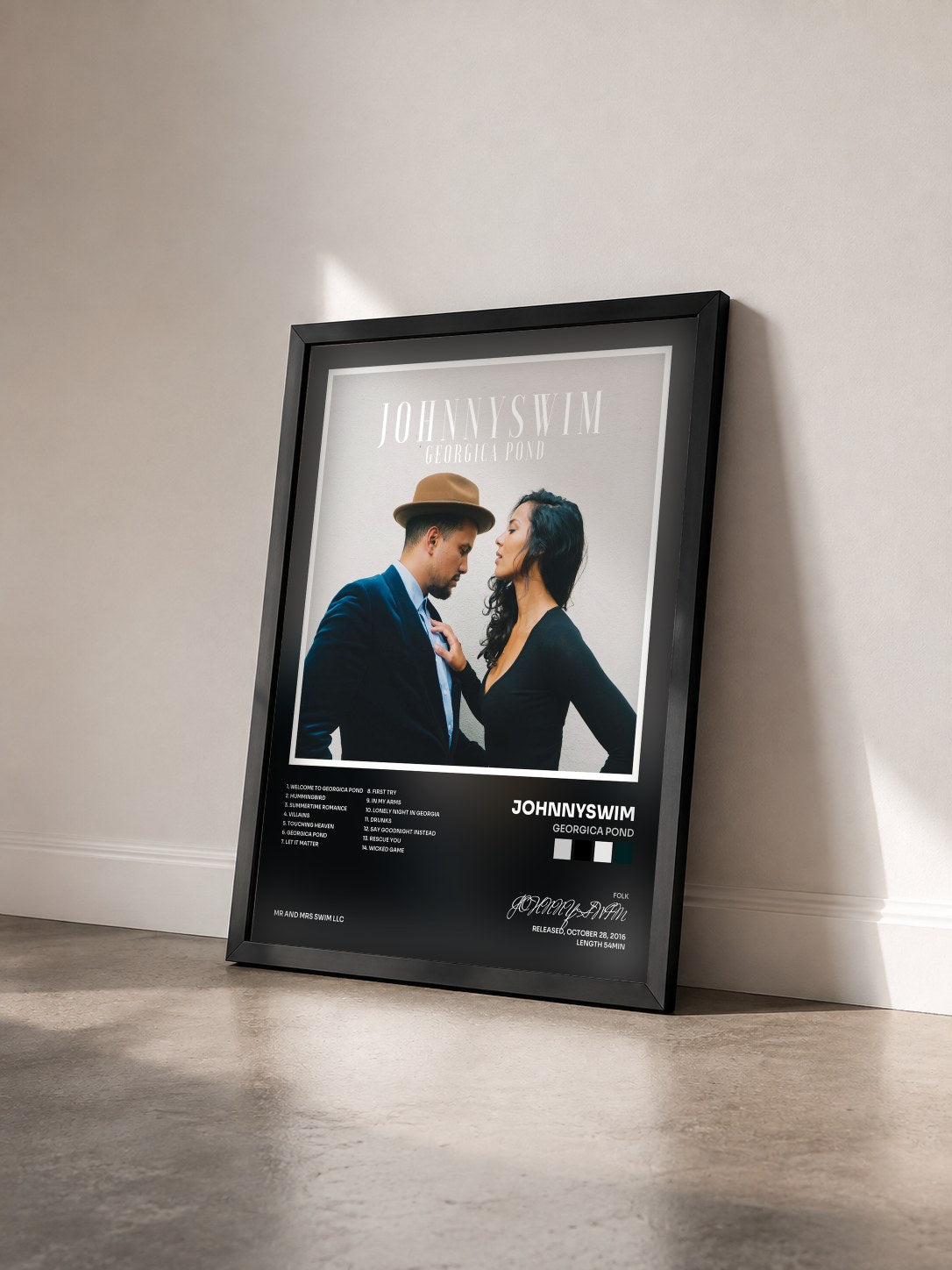 #noir Tableau de l'album Georgica Pond de JOHNNYSWIM vu de trois quarts, cadre noir