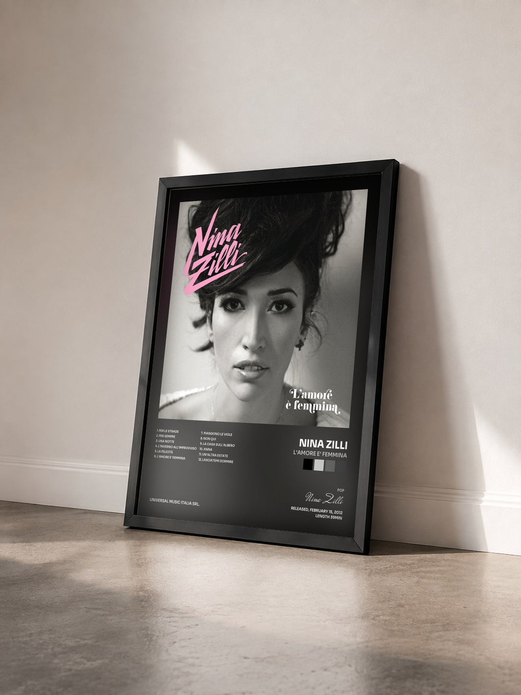 #noir Tableau de l'album L'Amore E' Femmina de Nina Zilli vu de trois quarts, cadre noir