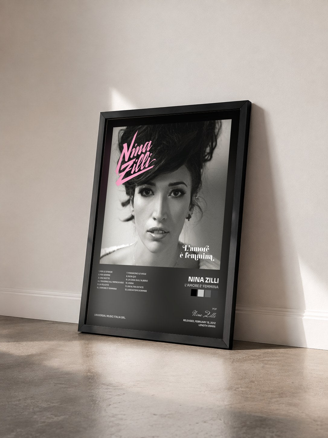 #noir Tableau de l'album L'Amore E' Femmina de Nina Zilli vu de trois quarts, cadre noir