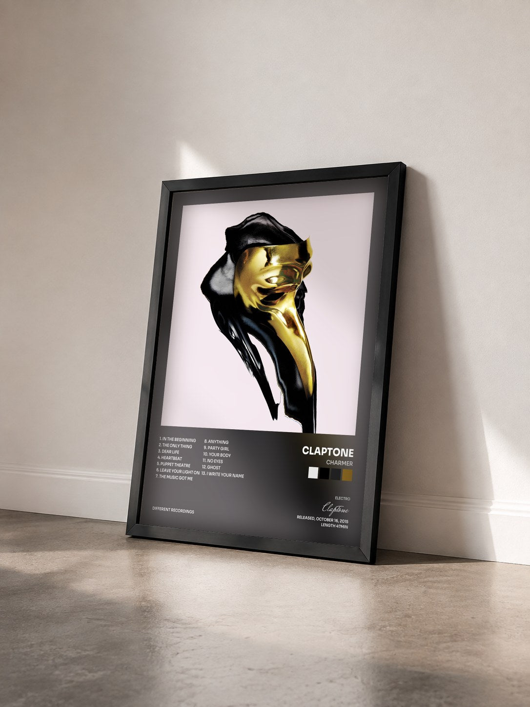 #noir Tableau de l'album Charmer de Claptone vu de trois quarts, cadre noir