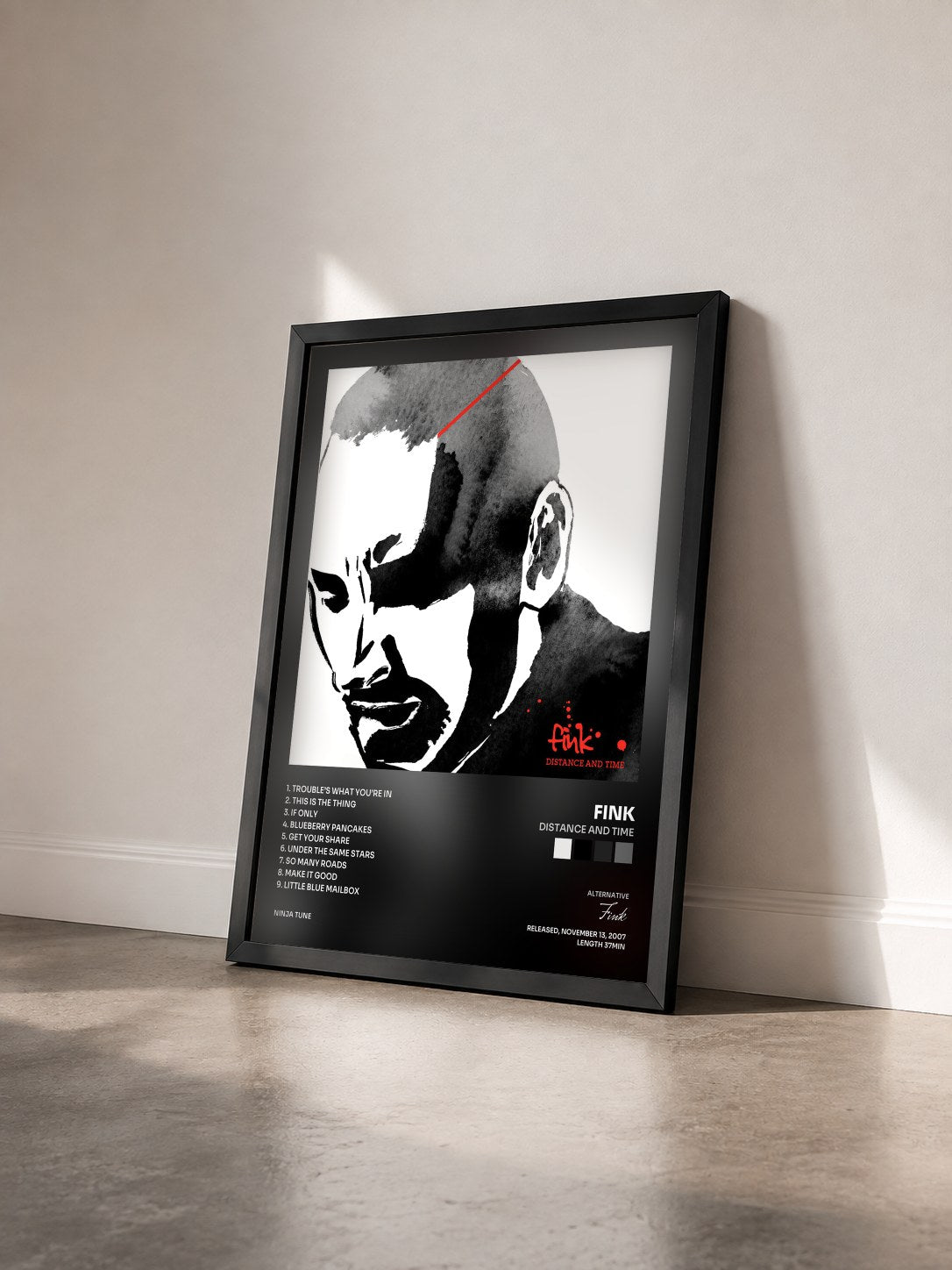 #noir Tableau de l'album Distance and Time de Fink vu de trois quarts, cadre noir
