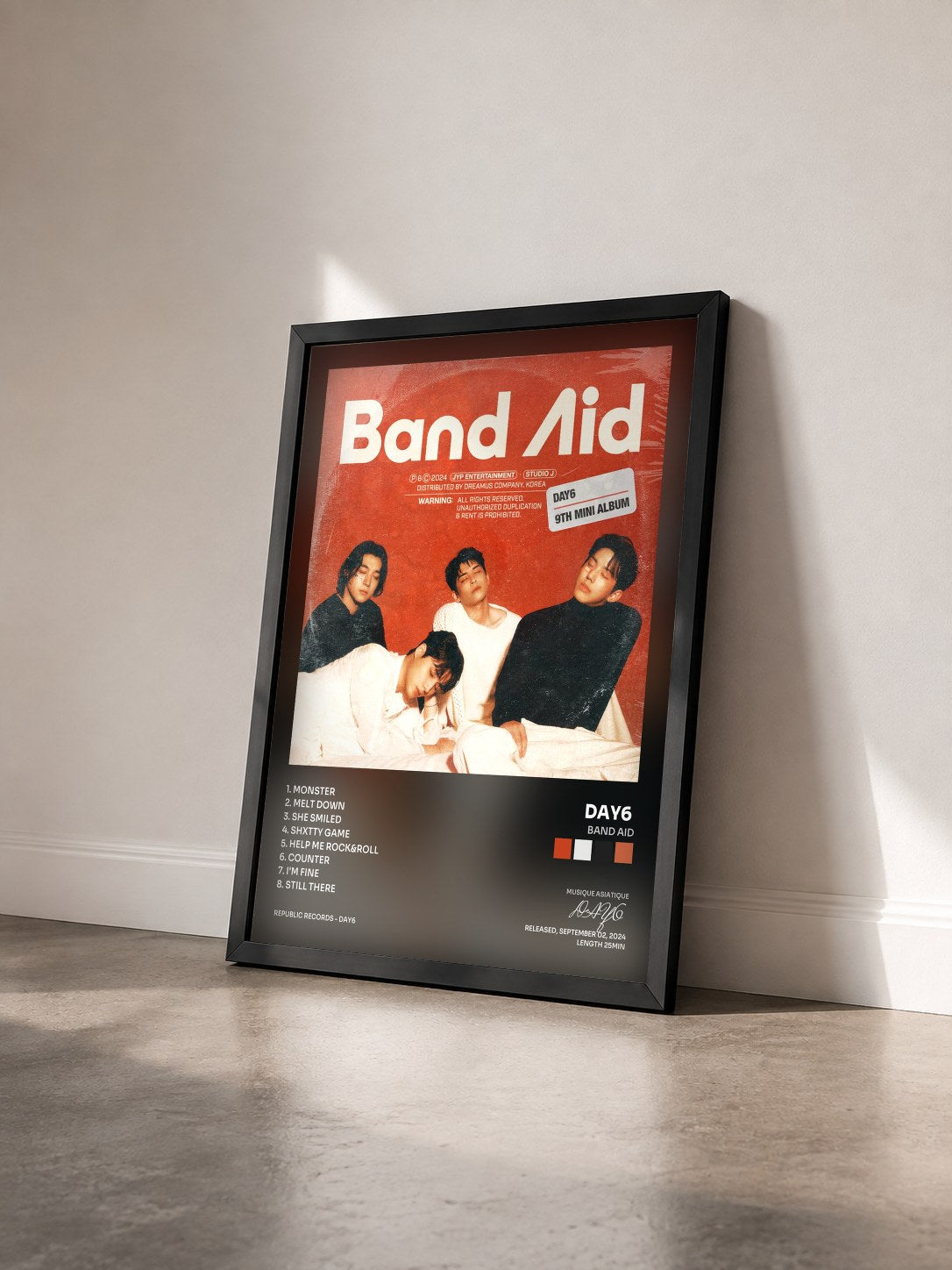 #noir Tableau de l'album Band Aid de DAY6  vu de trois quarts, cadre noir
