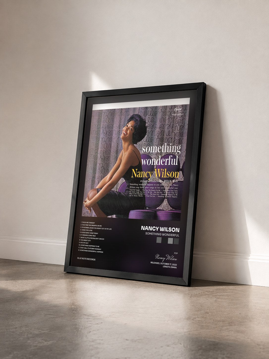 #noir Tableau de l'album Something Wonderful de Nancy Wilson vu de trois quarts, cadre noir