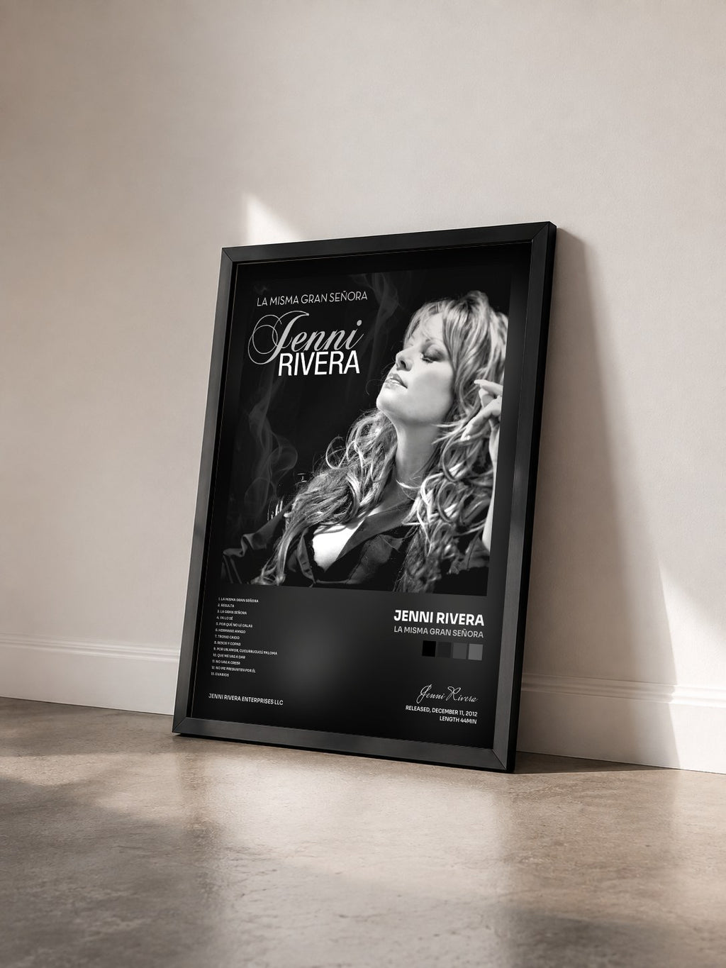 #noir Tableau de l'album La Misma Gran Señora de Jenni Rivera vu de trois quarts, cadre noir