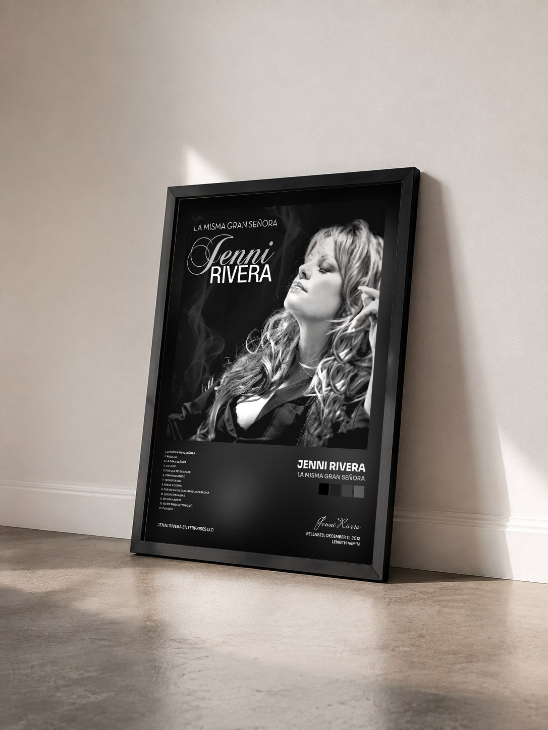 #noir Tableau de l'album La Misma Gran Señora de Jenni Rivera vu de trois quarts, cadre noir