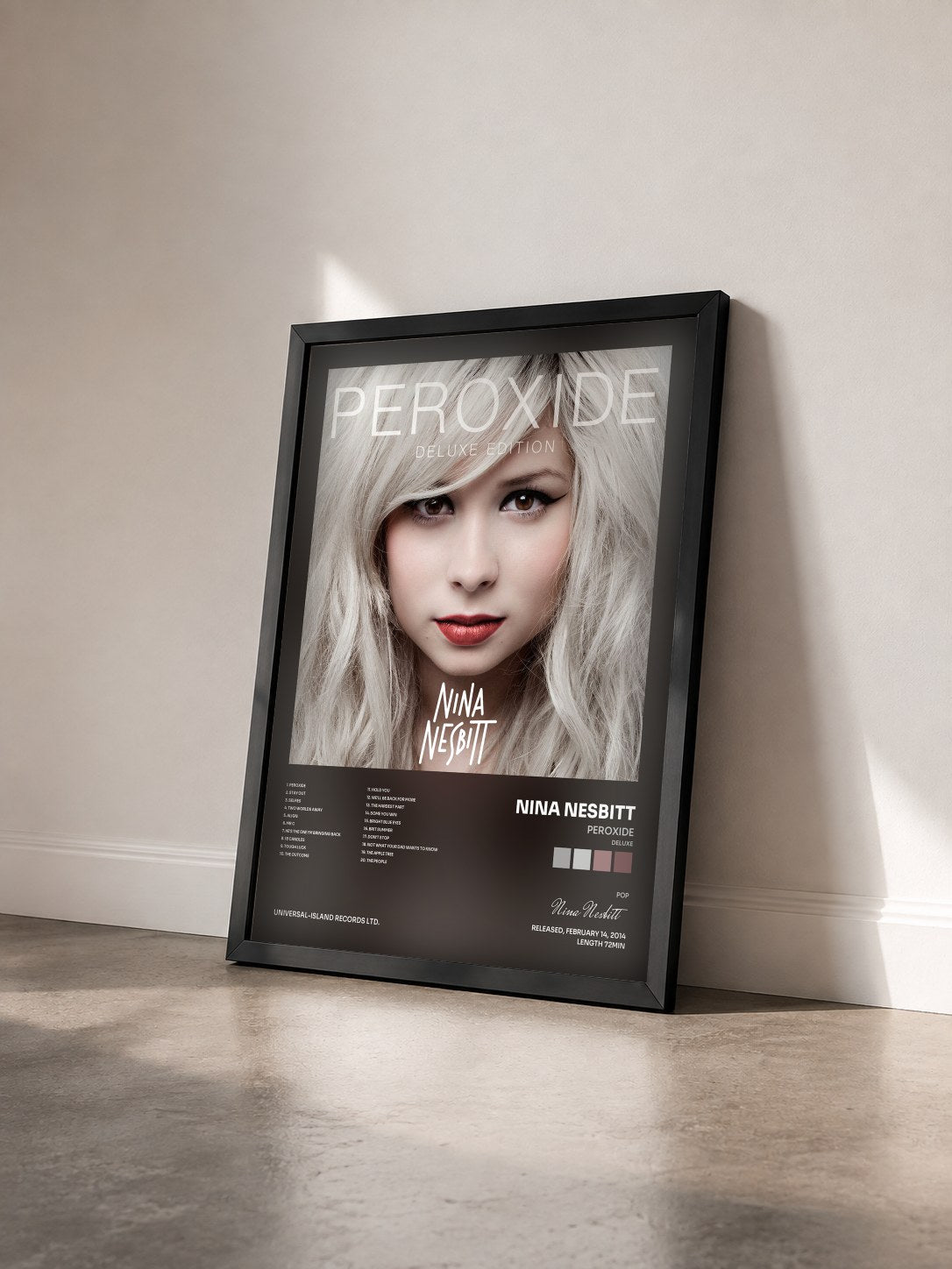 #noir Tableau de l'album Peroxide (Deluxe) de Nina Nesbitt vu de trois quarts, cadre noir