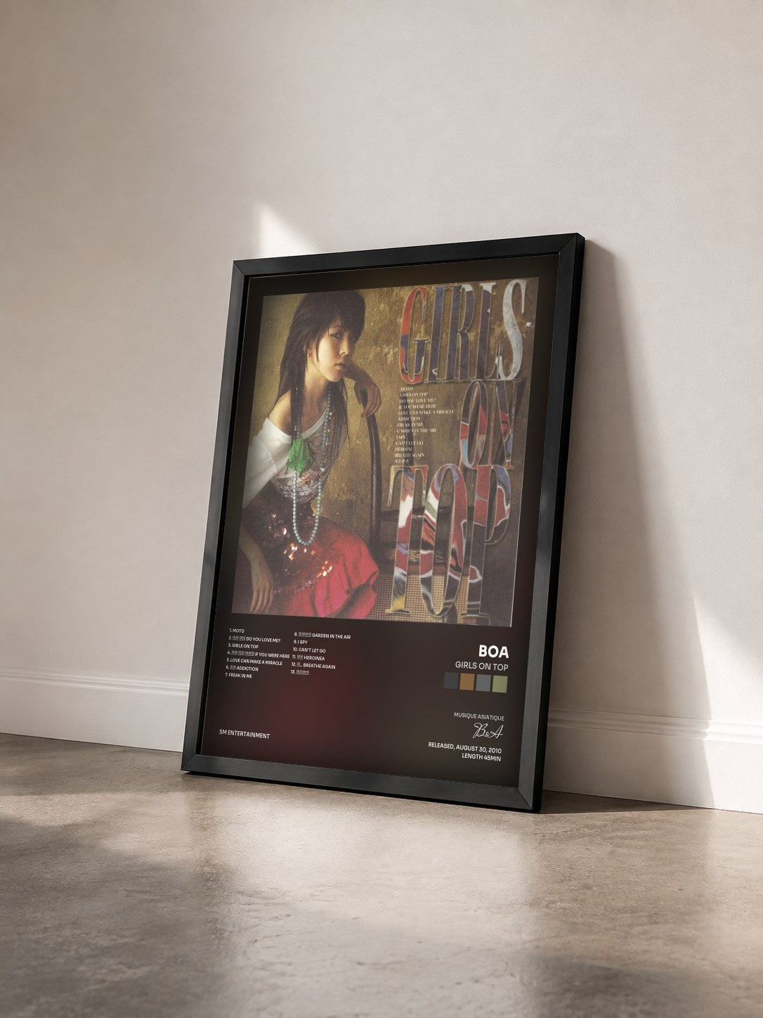 #noir Tableau de l'album Girls On Top de BoA vu de trois quarts, cadre noir