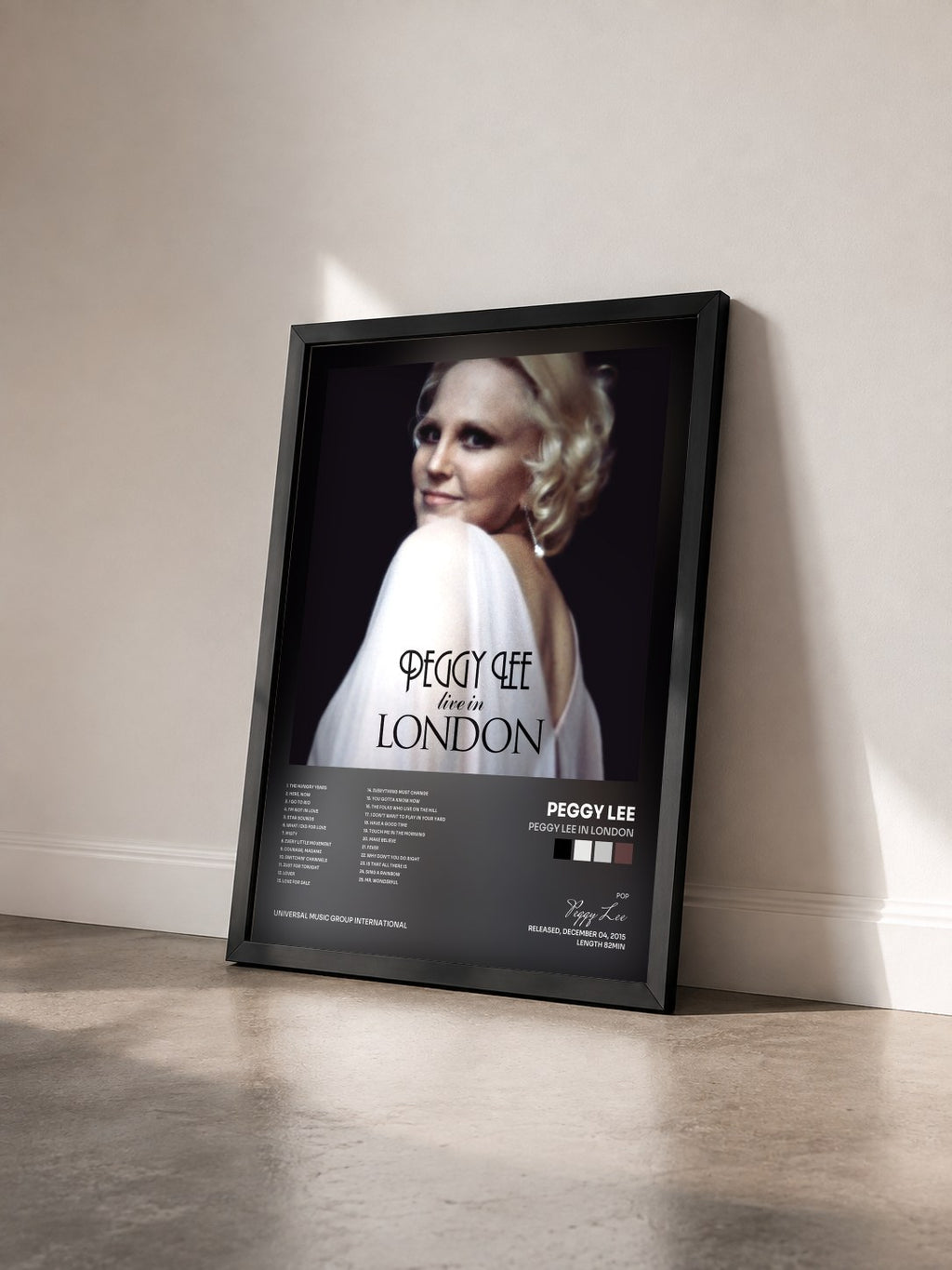 #noir Peggy Lee In London von Peggy Lee als gerahmter Kunstdruck von schräg gesehen, schwarzer Rahmen