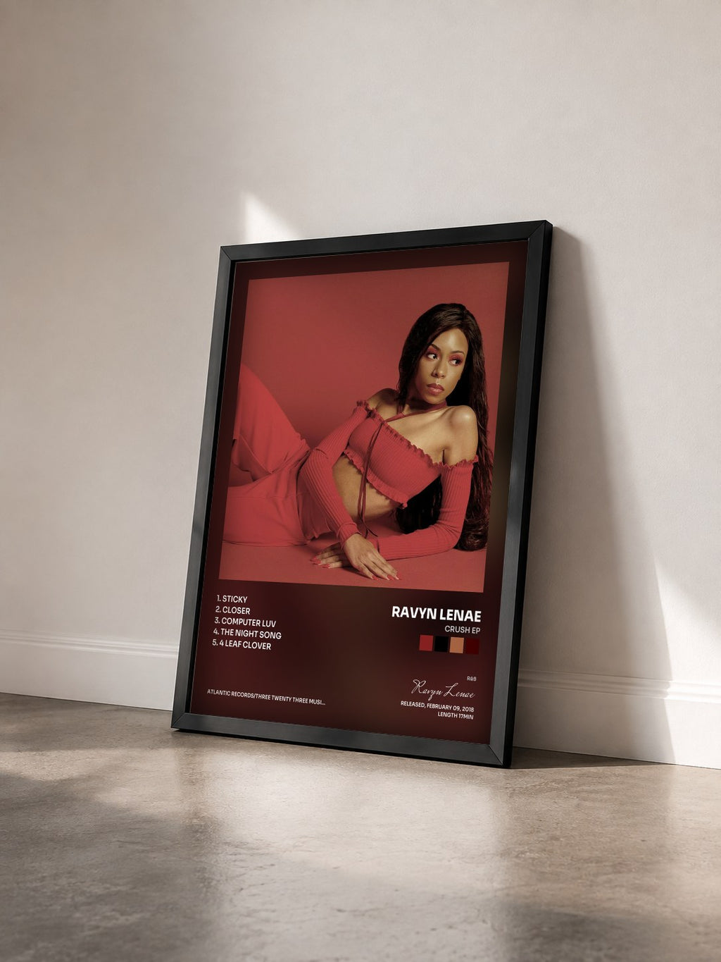 #noir Tableau de l'album Crush EP de Ravyn Lenae vu de trois quarts, cadre noir