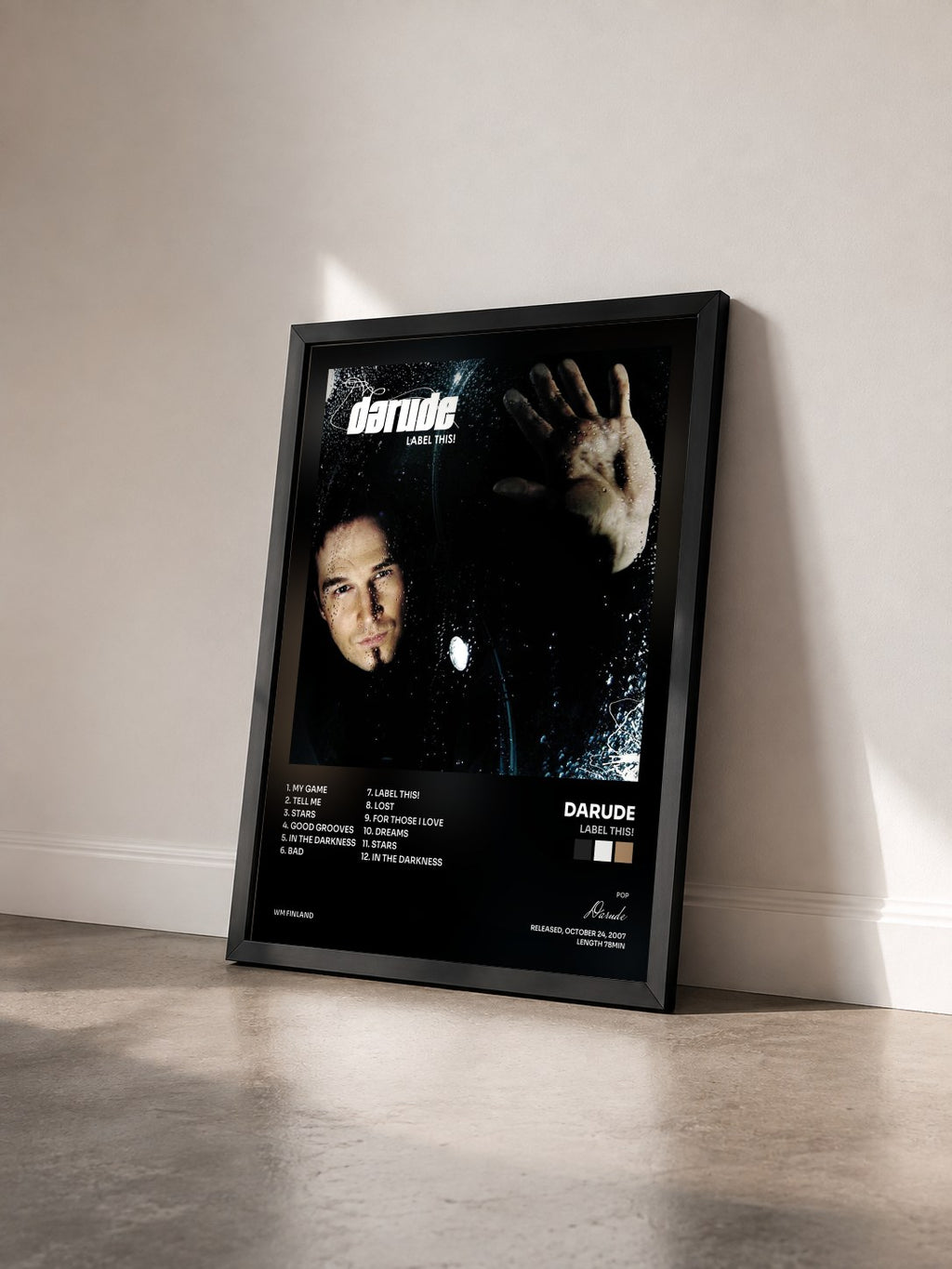 #noir Tableau de l'album Label This! de Darude vu de trois quarts, cadre noir