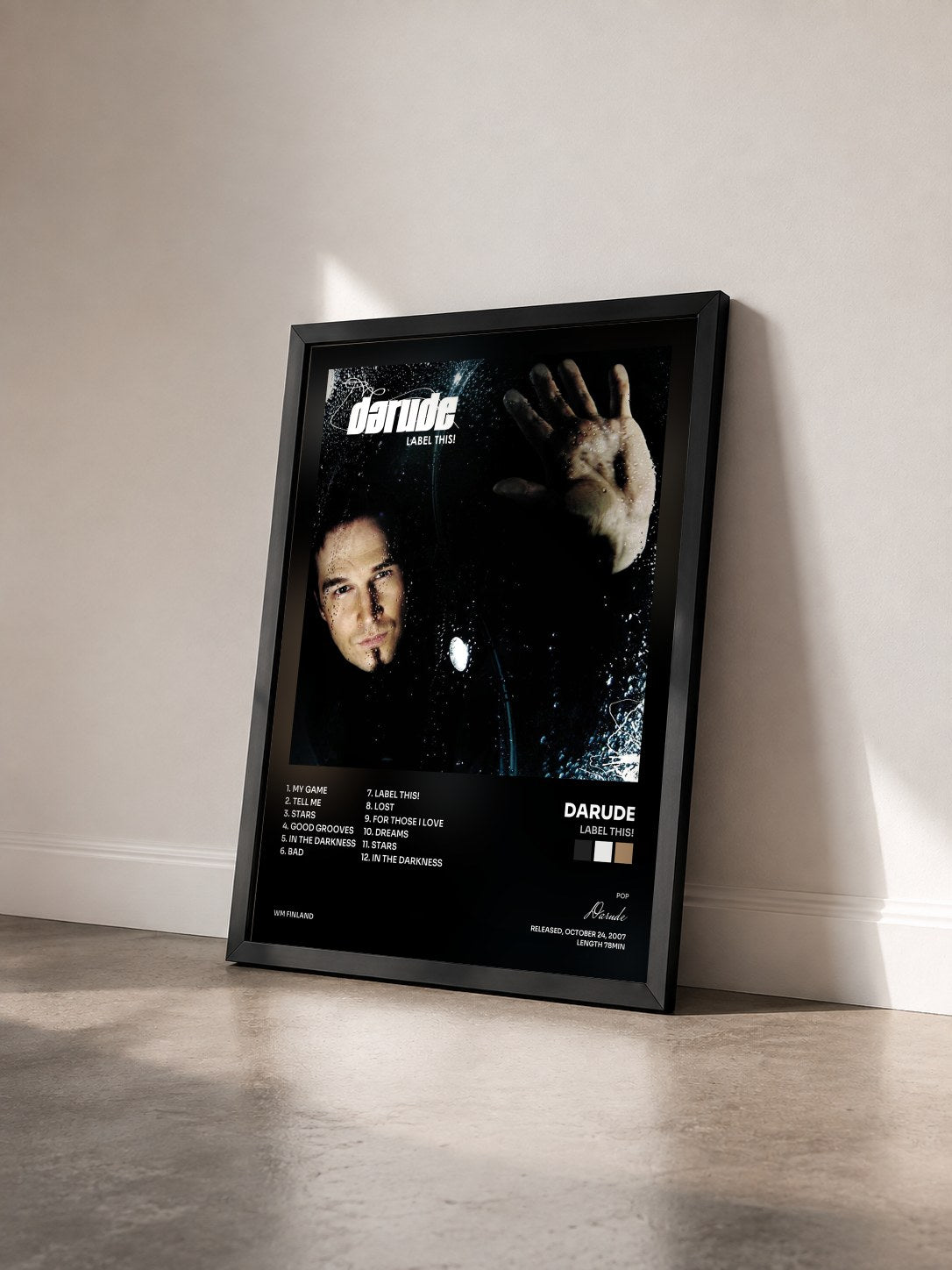 #noir Tableau de l'album Label This! de Darude vu de trois quarts, cadre noir