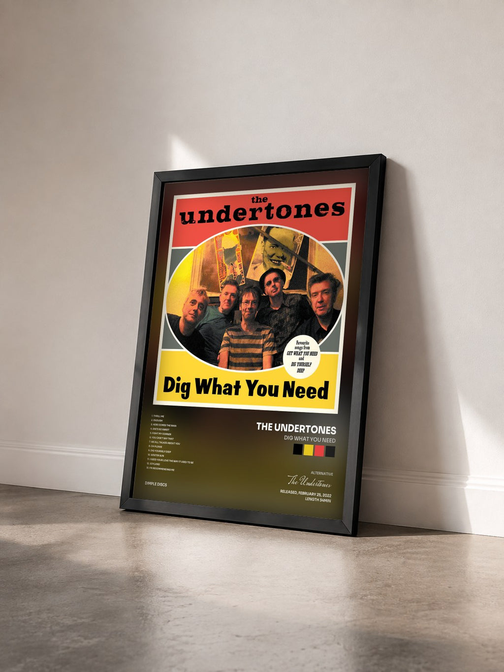 #noir Tableau de l'album Dig What You Need de The Undertones vu de trois quarts, cadre noir