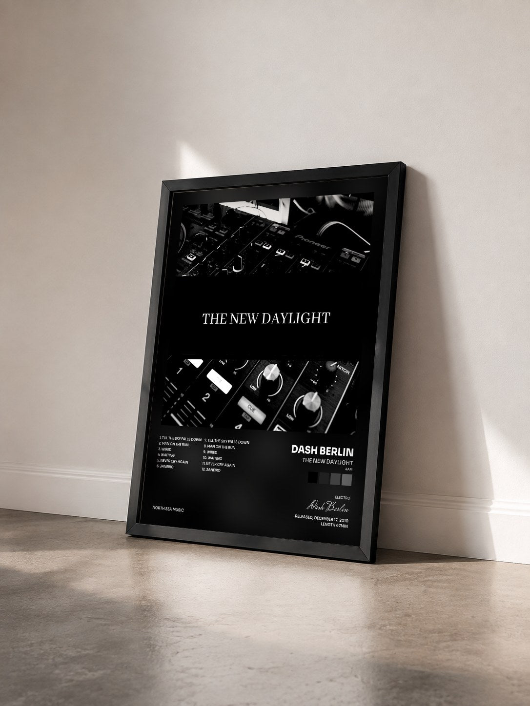 #noir Tableau de l'album The New Daylight (4AM) de Dash Berlin vu de trois quarts, cadre noir
