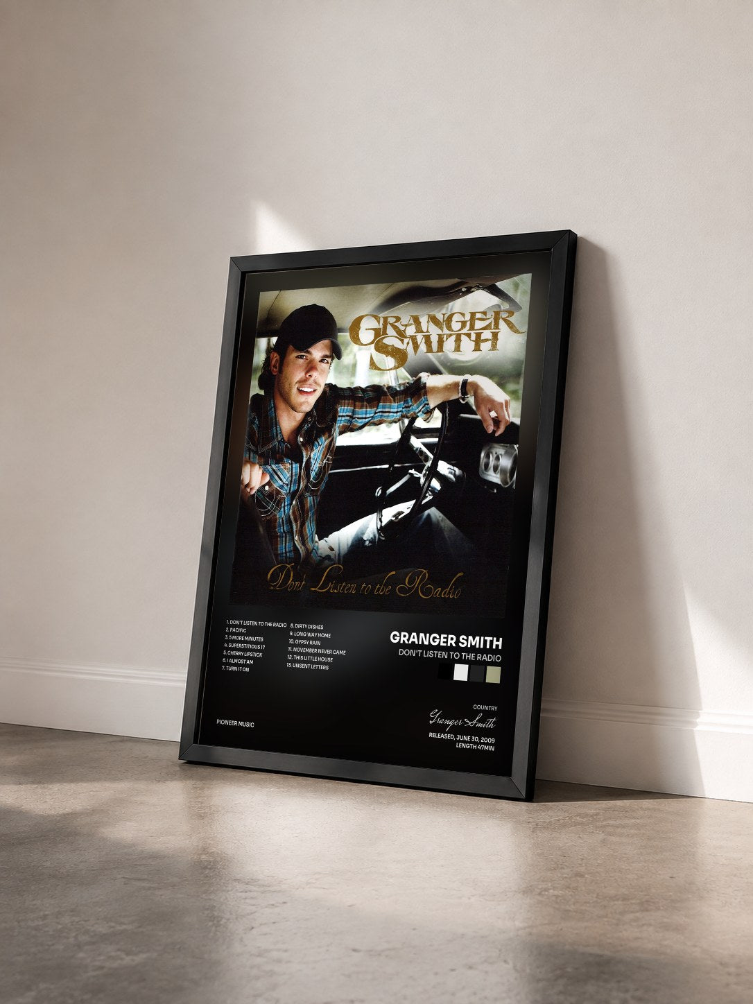 #noir Tableau de l'album Don't Listen to the Radio de Granger Smith vu de trois quarts, cadre noir