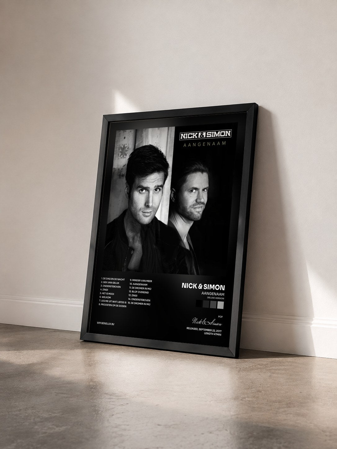 #noir Tableau de l'album Aangenaam (Deluxe Version) de Nick & Simon vu de trois quarts, cadre noir