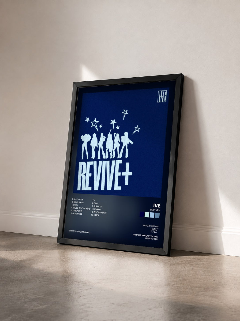 #noir Tableau de l'album REVIVE+ de IVE vu de trois quarts, cadre noir