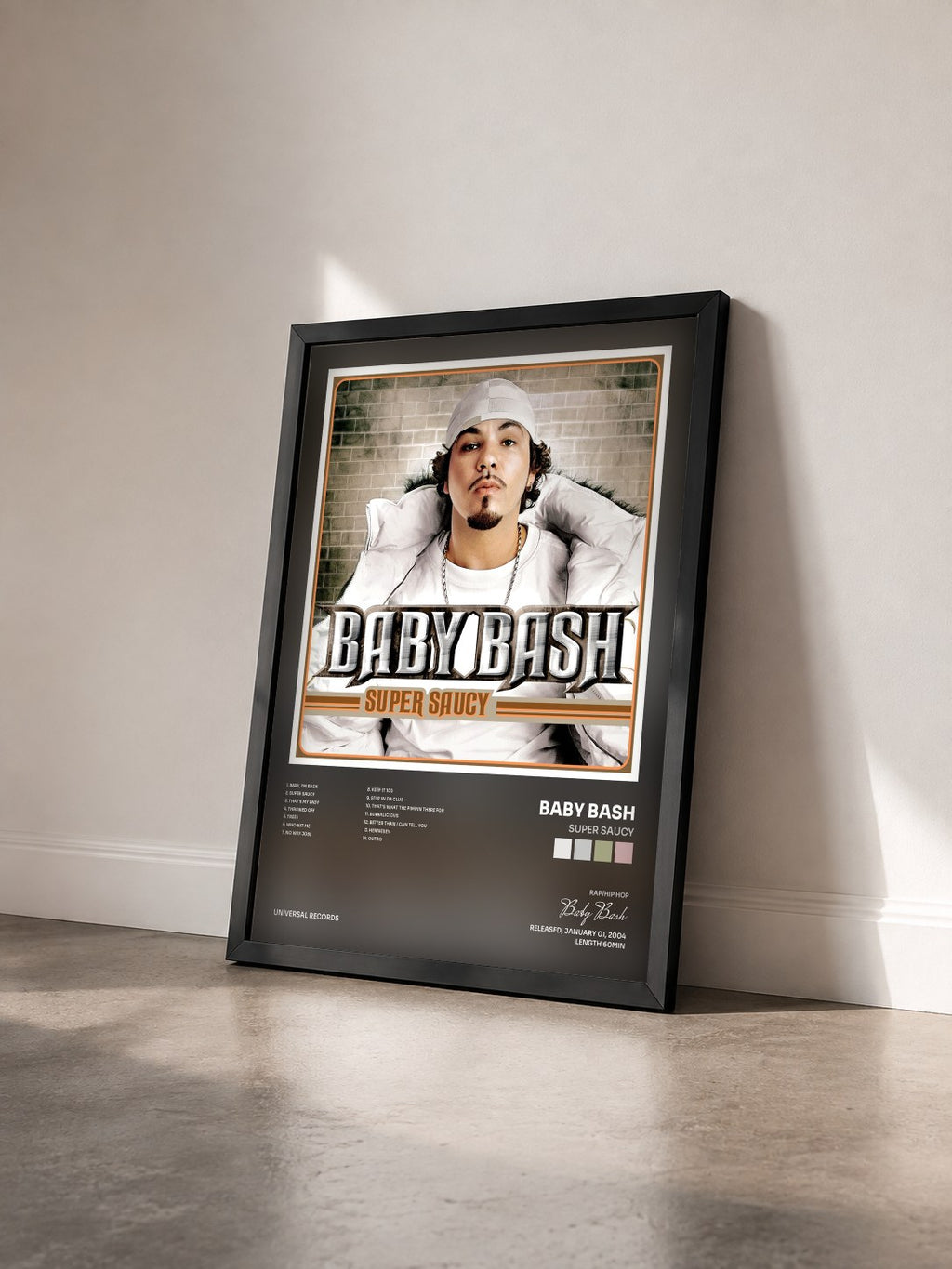 #noir Tableau de l'album Super Saucy de Baby Bash vu de trois quarts, cadre noir