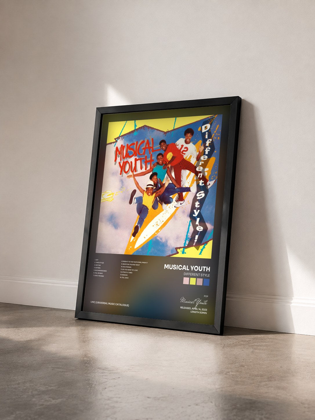 #noir Tableau de l'album Different Style de Musical Youth vu de trois quarts, cadre noir