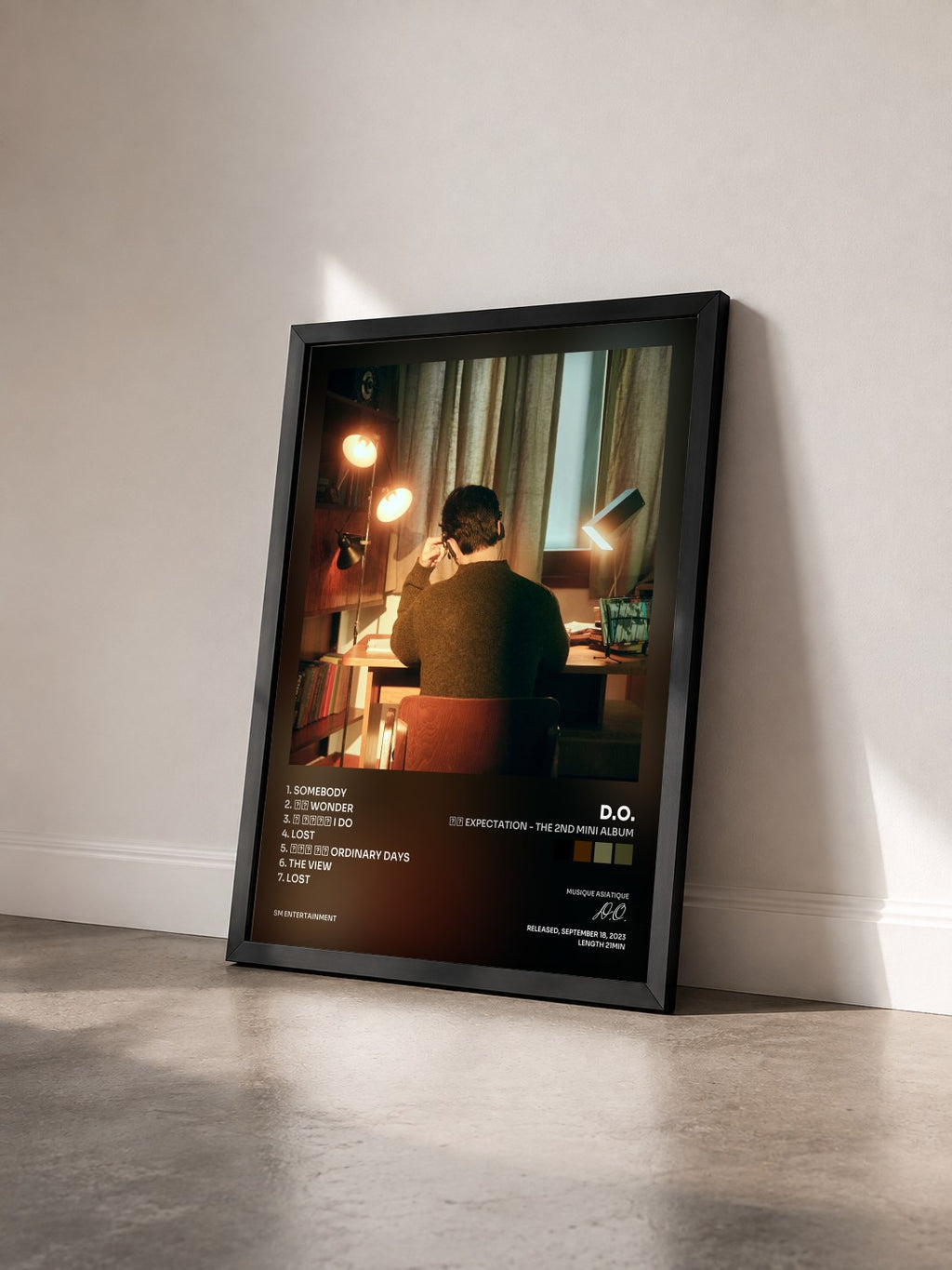 #noir Tableau de l'album 기대 Expectation - The 2nd Mini Album de D.O. vu de trois quarts, cadre noir