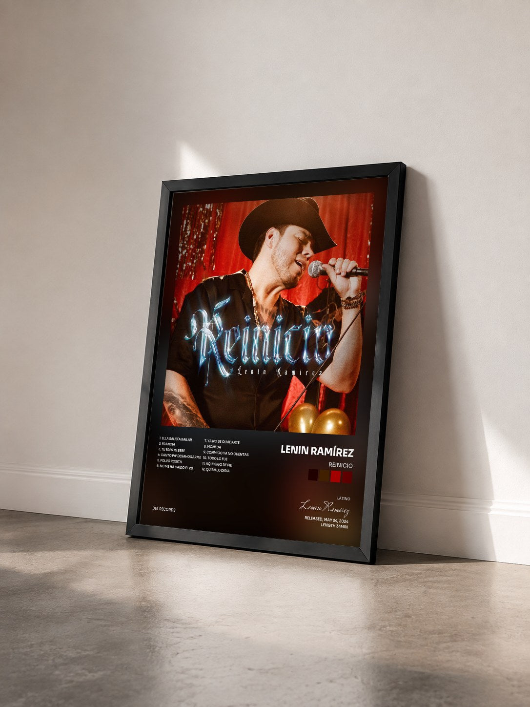 #noir Tableau de l'album Reinicio de Lenin Ramírez vu de trois quarts, cadre noir